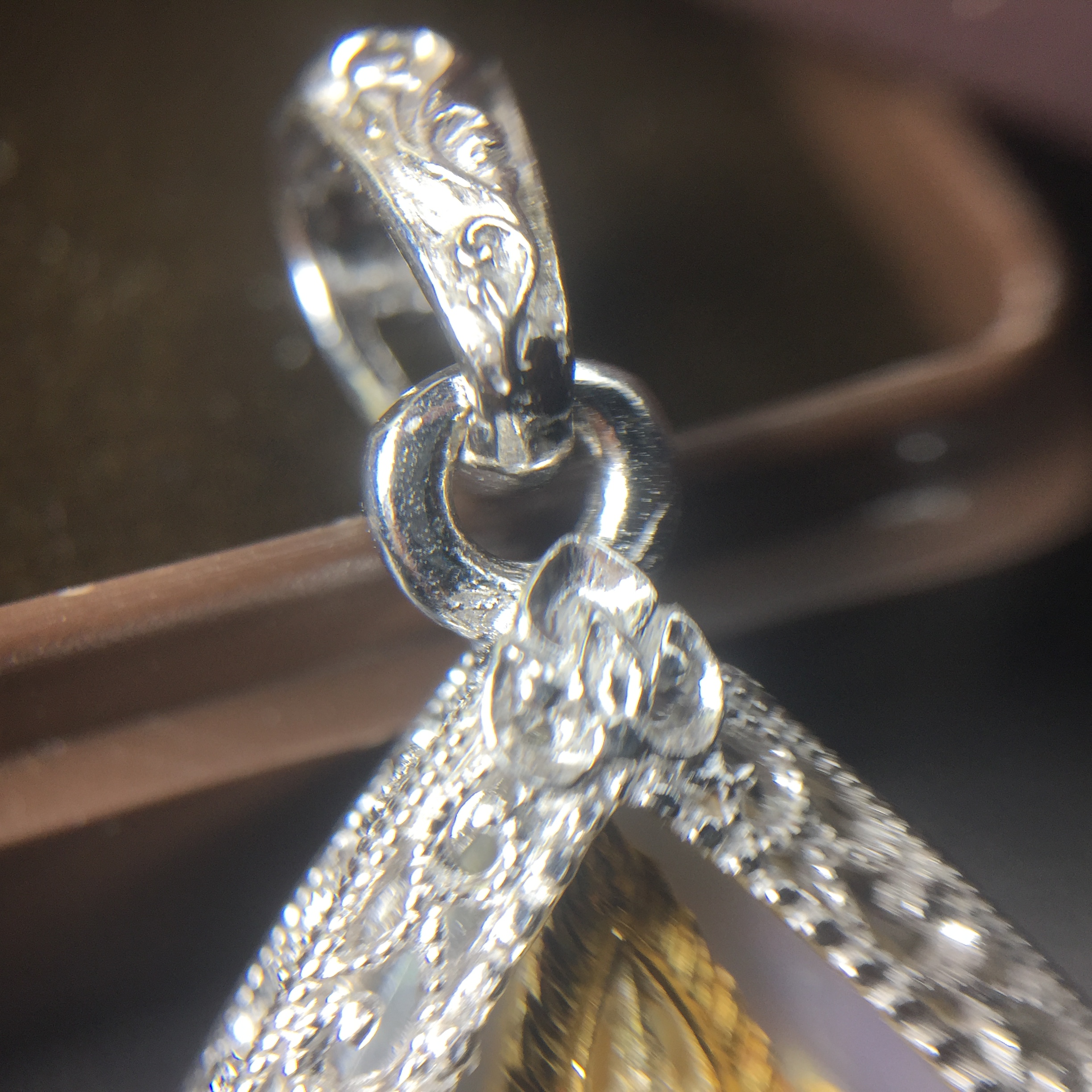 พระพุทธชินราช ภปร. โครงการ "เพราะแผ่นดินนี้ คือ แผ่นดินเกิด" ปี2548(รุ่นแรก) เหรียญทรงใบโพธิ์ ขนาด 21 x 29 มม. เนื้อเงินสามกษัตริย์ องค์พระชุบสามกษัตริย์ ล้อมด้วยกรอบเงินชุบทองคำขาวสลักเสลาเป็นลวดลายละเอียดอ่อน ส่วนพื้นองค์พระเป็นเปลือกหอยมุข