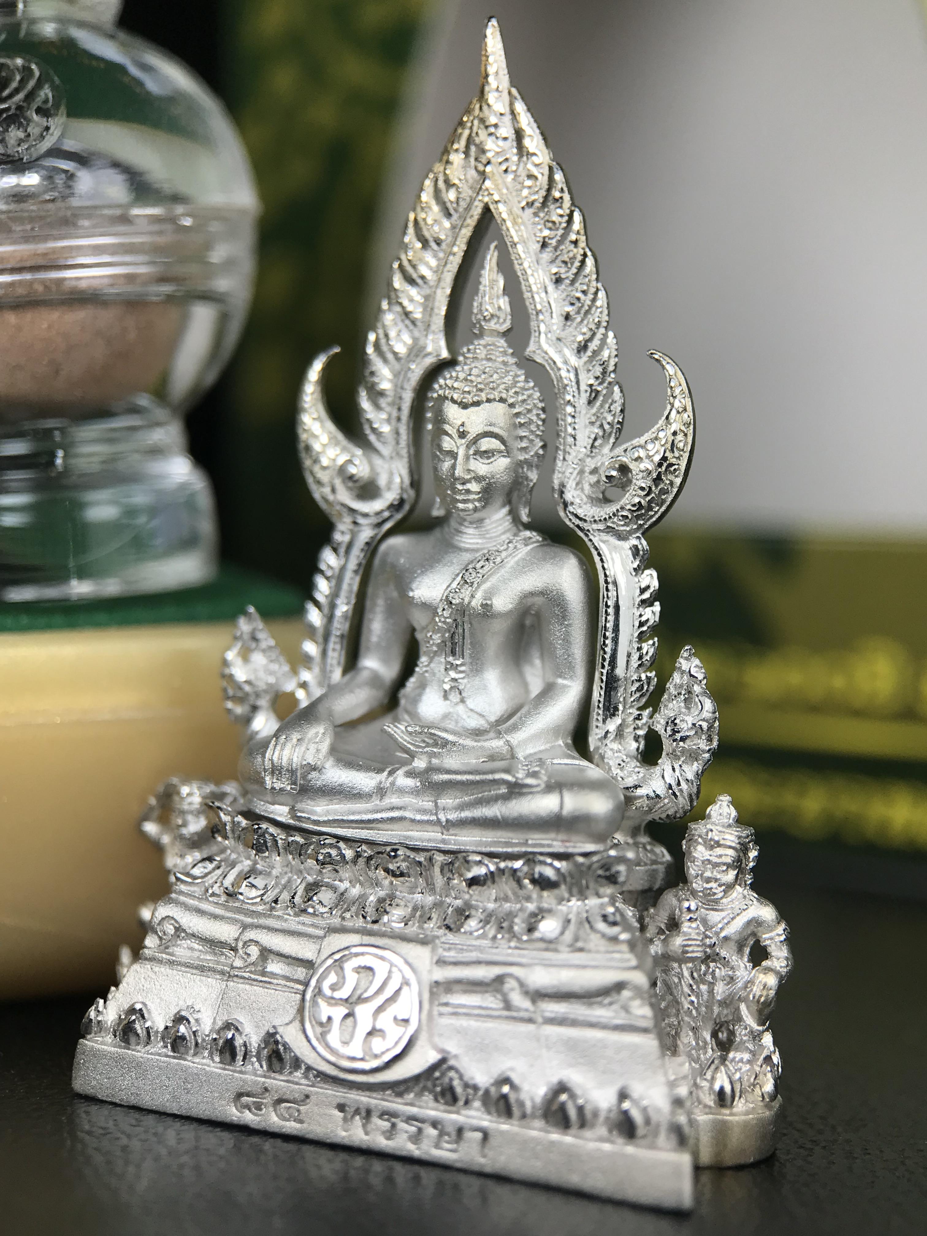 พระพุทธชินราช ภปร. 84 พรรษาในหลวงรัชกาลที่ 9 ปี 2554 พิมพ์กลางขนาดหน้าตัก 1/2 นิ้ว(สูง 3.8 ซม.) เนื้อเงินชุบทองคำขาว(สภาพผิวเดิมสวย) (พระราชทานมวลสาร จิตรลดาและเส้นพระเจ้า(เส้นผม)รัชกาลที่9)พุทธศิลป์ทรงคุณค่าอีกหนึ่งรุ่นยอดนิยม(องค์หมายเลข ๒๔๐๐)