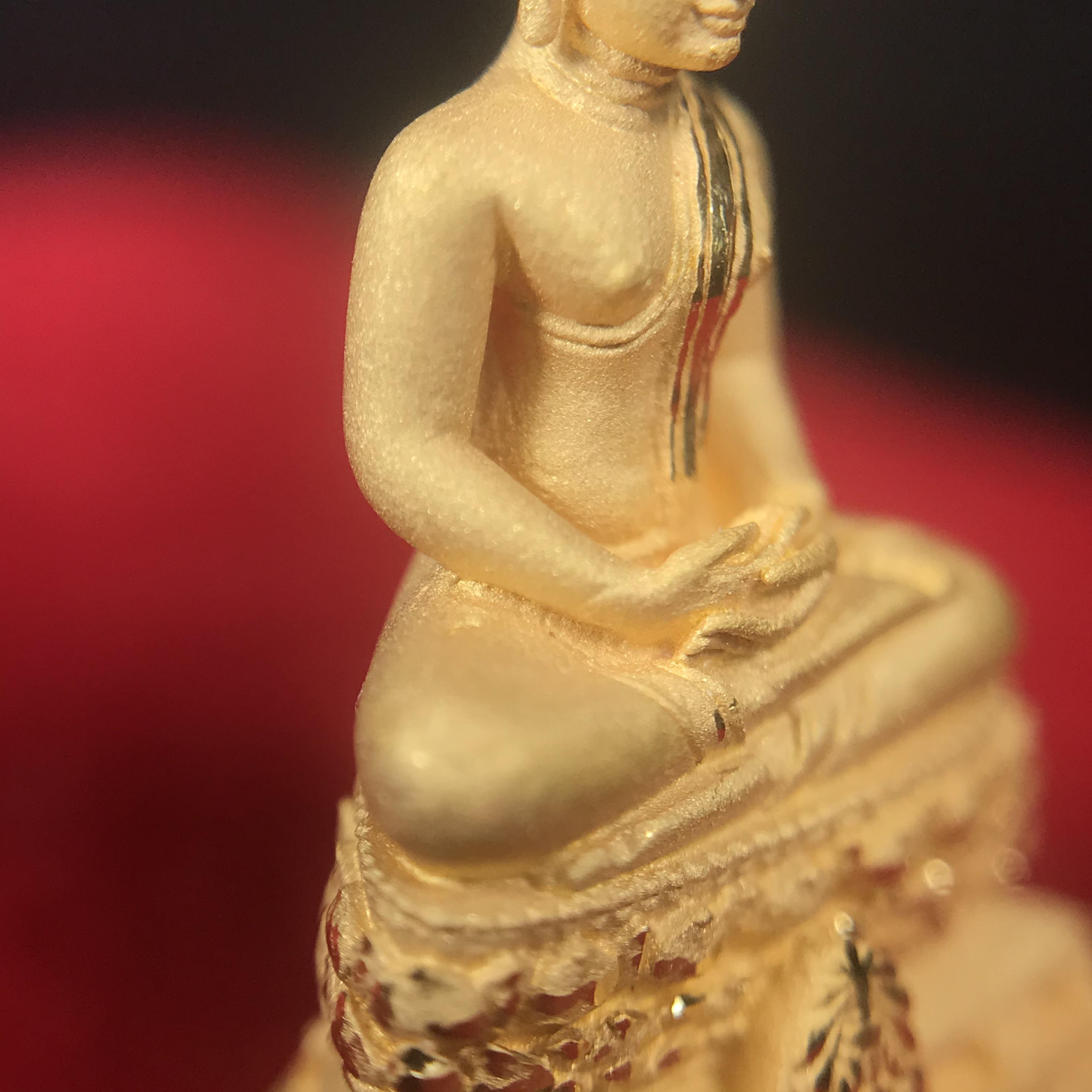 พระชัยวัฒน์พุทธสิหิงค์ ภปร. รุ่นสร้างหอพระธรรมศาสตร์ ปี2542 เนื้อทองคำ(5.9 กรัม) มหาพิธี 3วาระอันยิ่งใหญ่(1ใน5000องค์)