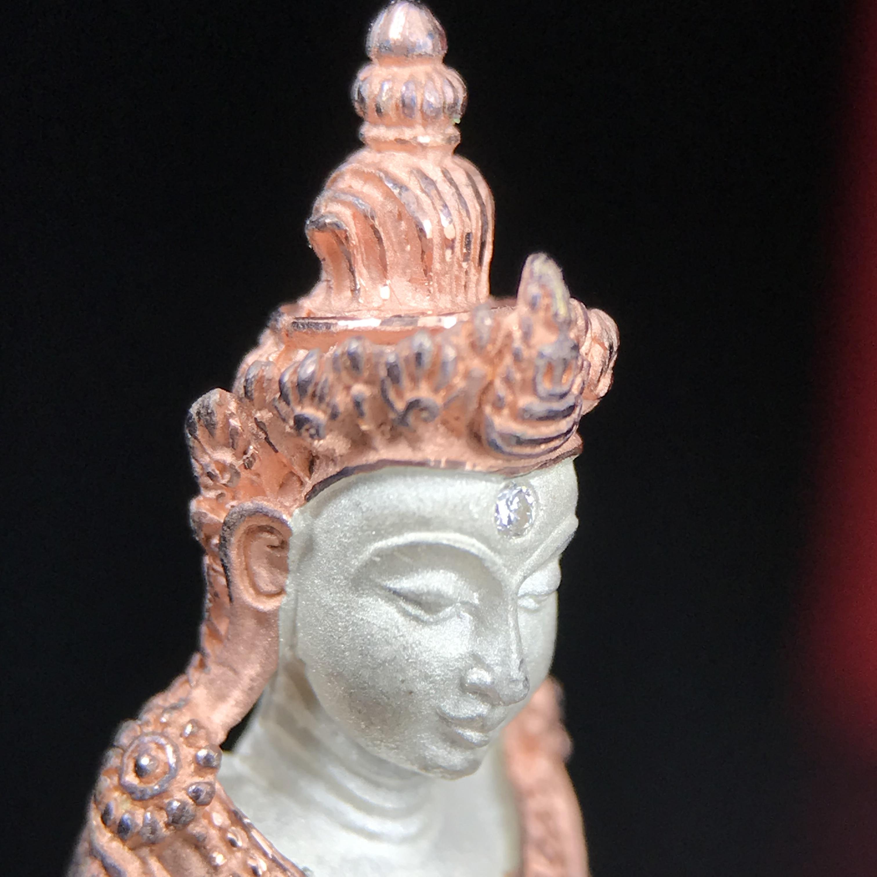 พระกริ่งอวโลกิเตศวร ( เจ้าแม่กวนอิม ) วัดโพธิ์แมนคุณาราม รุ่นอุดมโภคทรัพย์ พ.ศ.2539 เนื้อเงิน 3 กษัตริย์ (องค์พิเศษกรรมการ ฝังเพชรตำแหน่งดวงตาที่สามกลางหน้าผาก 1 เม็ด)(อีกหนึ่งรุ่นยอดนิยม พุทธศิลป์สวยงดงาม)***องค์พิเศษกรรมการฝังเพชร พบเจอน้อยหายากมาก***