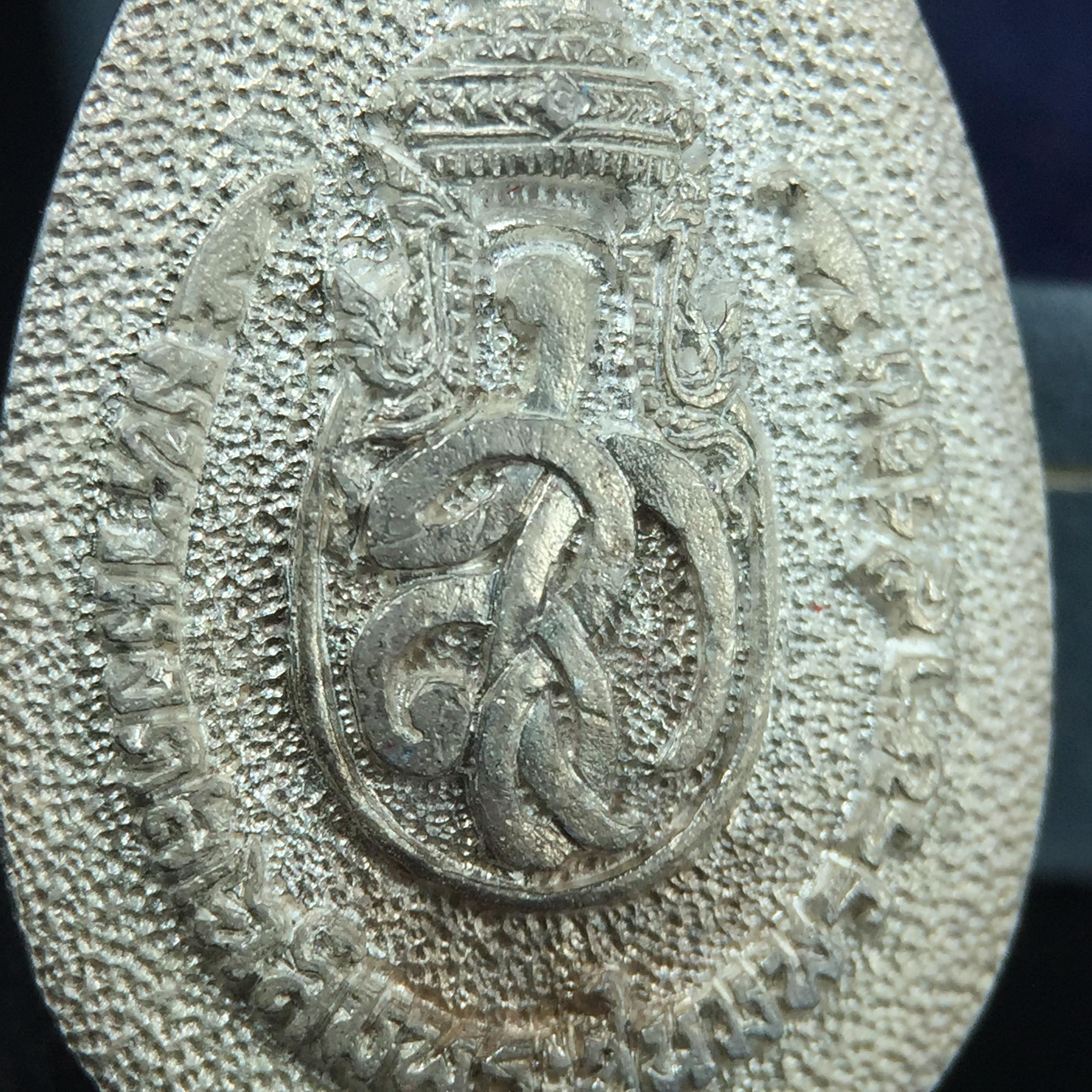 เหรียญพระไพรีพินาศตราสัญลักษณ์ หลัง สก มหามงคลเฉลิมพระชนมพรรษา 5 รอบ ครบ 60 พรรษาพระราชินีในหลวงรัชกาลที่ 9 ปี 2535 วัดบวรนิเวศวิหาร เนื้อเงิน(หมายเลข ๔๐๕)(เลขสวยผลรวมได้เลข 9 มหามงคลเจริญก้าวหน้าในทุกด้าน )พร้อมกล่องบรรจุเดิมสวยครบ(เนื้อเงินรุ่นนี้หายาก)