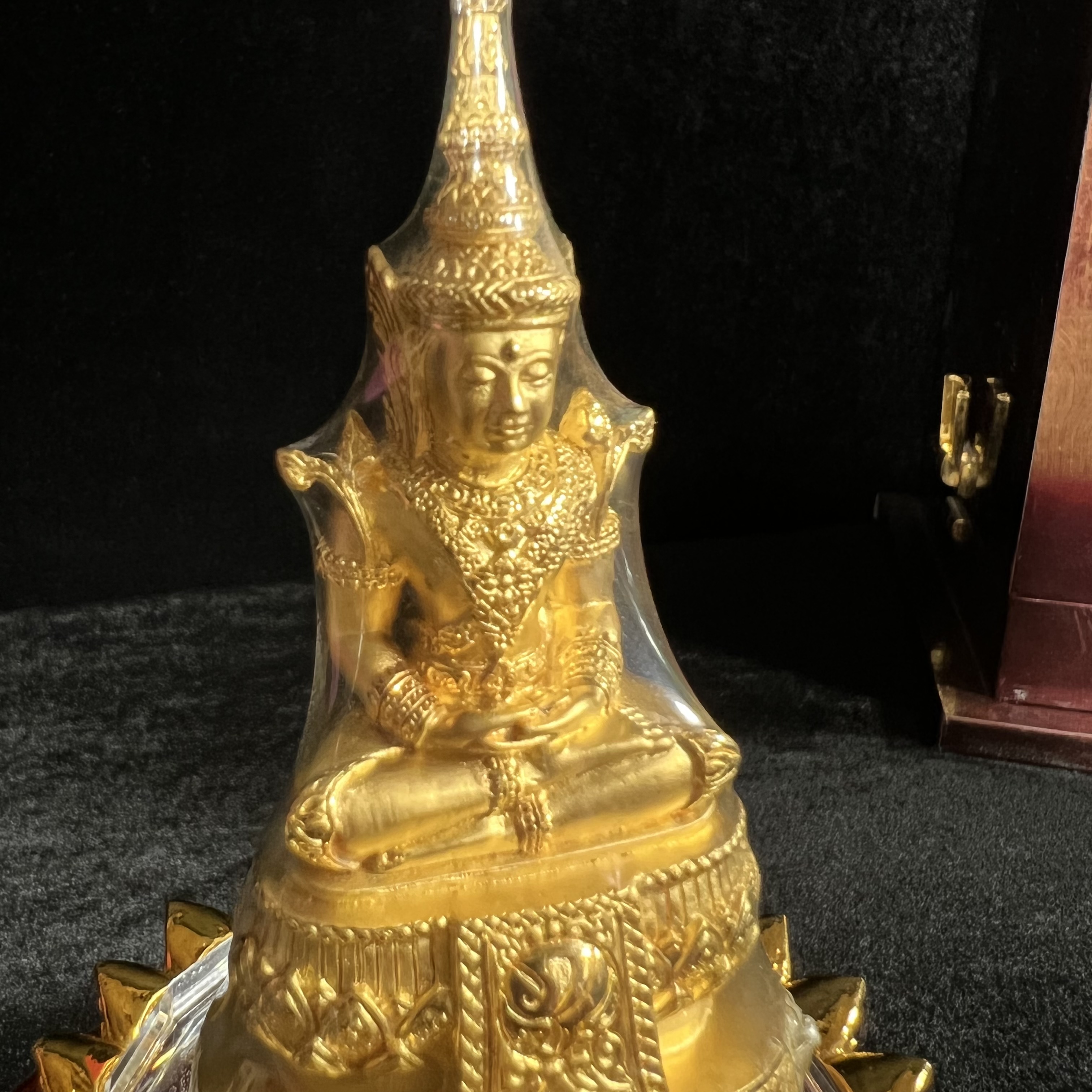 พระแก้วมรกต ภปร.(รุ่นแรก) ปี2545 รุ่นฉลองกรุงรัตนโกสินทร์ครบ 220 ปี หล่อลอยองค์ เนื้อทองคำบริสุทธิ์99.99% ขนาดบูชา 50*90 มม. พร้อมฐานวางครอบแก้วเดิมกล่องบรรจุเดิมครบสมบูรณ์(สวยงามและหายากมาก)(1ใน1000องค์)