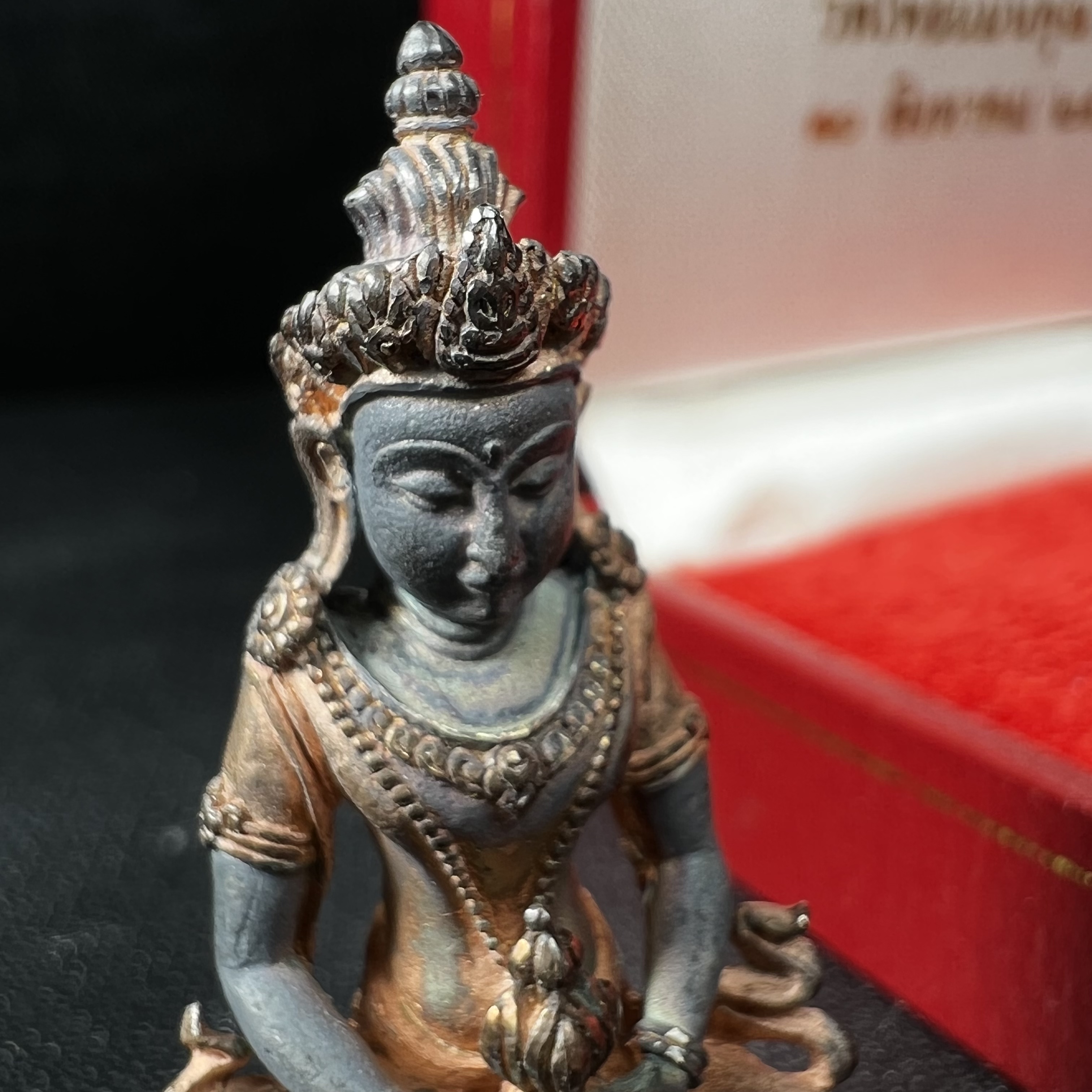 พระกริ่งอวโลกิเตศวร ( เจ้าแม่กวนอิม ) วัดโพธิ์แมนคุณาราม เนื้อเงิน 3 กษัตริย์ พ่นทราย(ผิวเดิม ขึ้นสีรุ้งธรรมชาติ แบบนิยม เสน่ห์ของพระเนื้อเงิน) รุ่นอุดมโภคทรัพย์ พ.ศ.2539(อีกหนึ่งรุ่นยอดนิยม พุทธศิลป์สวยงดงาม)