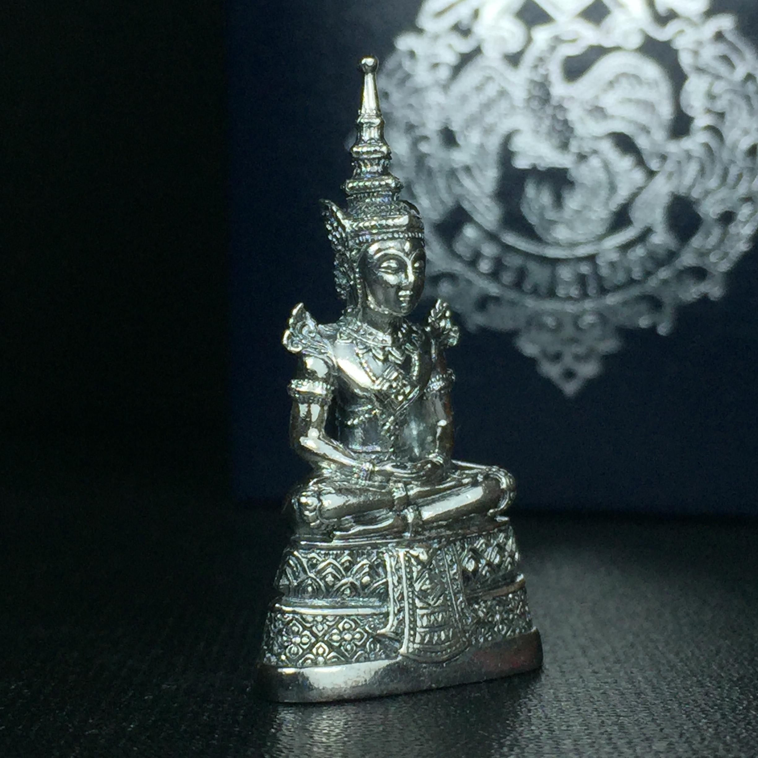 พระแก้วมรกต กรมสรรพสามิตจัดสร้างขึ้นเนื่องในโอกาสครบรอบ 64 ปีของกรมสรรพสามิต และเนื่องในวโรกาสที่พระบาทสมเด็จพระเจ้าอยู่หัวทรงครองราชย์ครบ 50 ปีในปีกาญจนาภิเษก เมื่อ พ.ศ.2539 เนื้อเงินรมดำขัดเงาพร้อมกล่องบรรจุเดิม