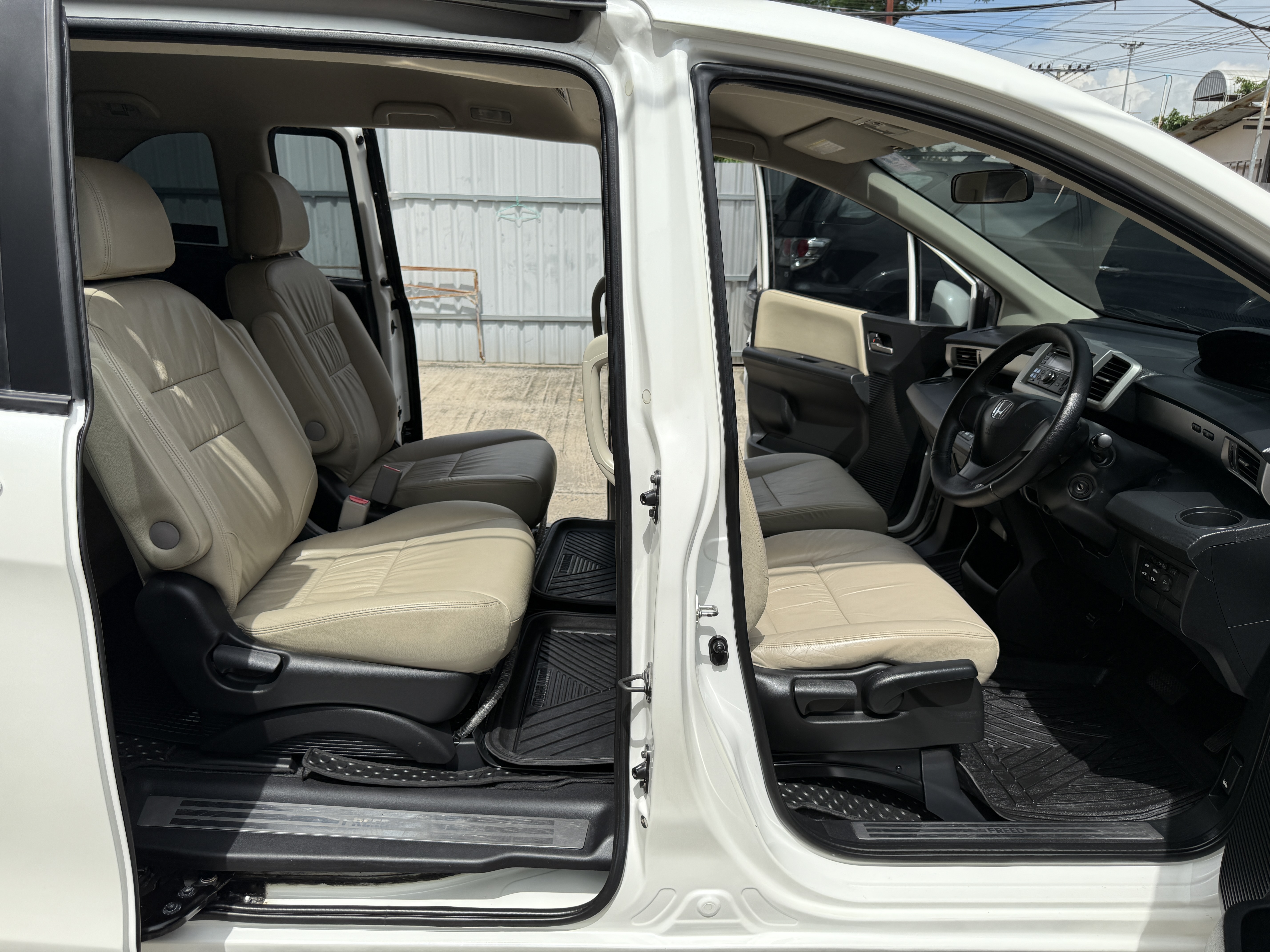 Honda Freed 1.5 E แอร์หลัง At 2015 ขาวมุก