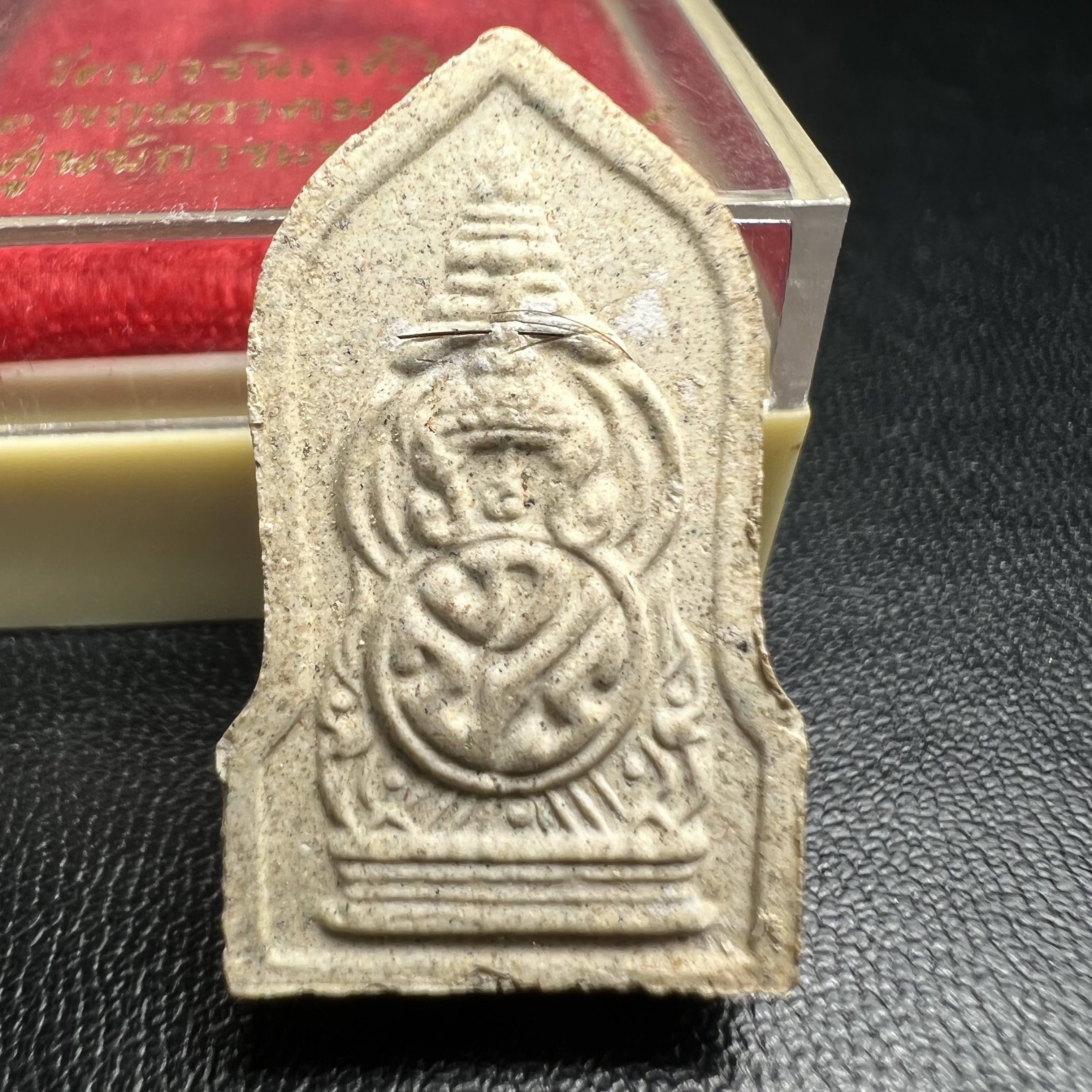 พระผงพระศาสดา หลัง ภปร. พิมพ์ใบเสมา วัดบวรนิเวศวิหาร ปี 2532 จัดสร้างในโอกาสสองทศวรรษรามาธิบดี เพื่อศูนย์การแพทย์สิริกิติ์ เนื้อผงพุทธคุณ มวลสารจิตรลดาพระราชทาน เส้นพระเกศาสมเด็จพระสังฆราช(พิธีใหญ่ มวลสารมงคล สวยงามเข้มขลัง)พร้อมกล่องบรรจุเดิม