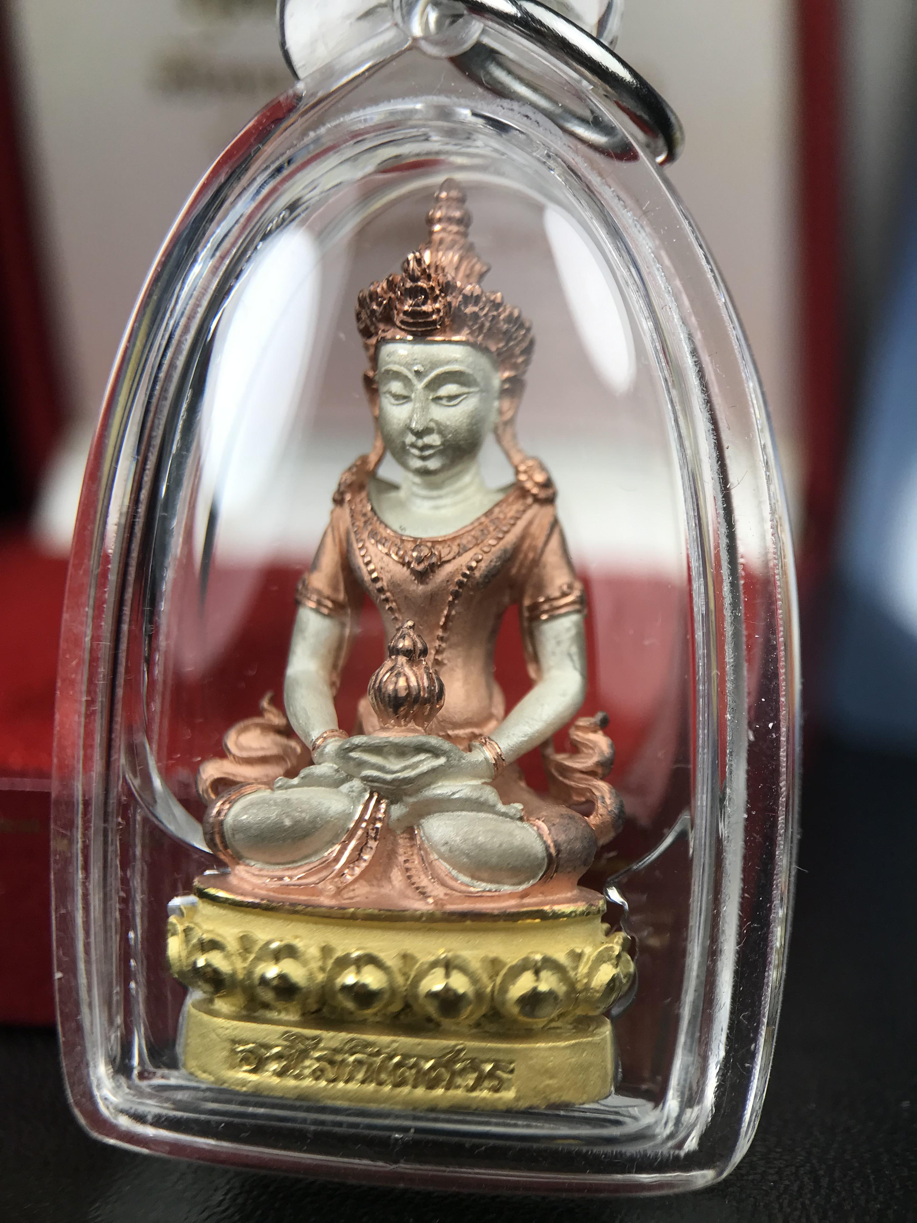 พระกริ่งอวโลกิเตศวร ( เจ้าแม่กวนอิม ) วัดโพธิ์แมนคุณาราม รุ่นอุดมโภคทรัพย์ พ.ศ.2539 เนื้อเงิน 3 กษัตริย์ พ่นทราย(ผิวเดิมสวย เลี่ยมกรอบกันน้ำพร้อมใช้บูชา) (พร้อมกล่องบรรจุการ์ดใบรับรองเดิมครบ) (อีกหนึ่งรุ่นยอดนิยม พุทธศิลป์สวยงดงาม)*ตอกโค๊ตและหมายเลข ๓๘๙๔*