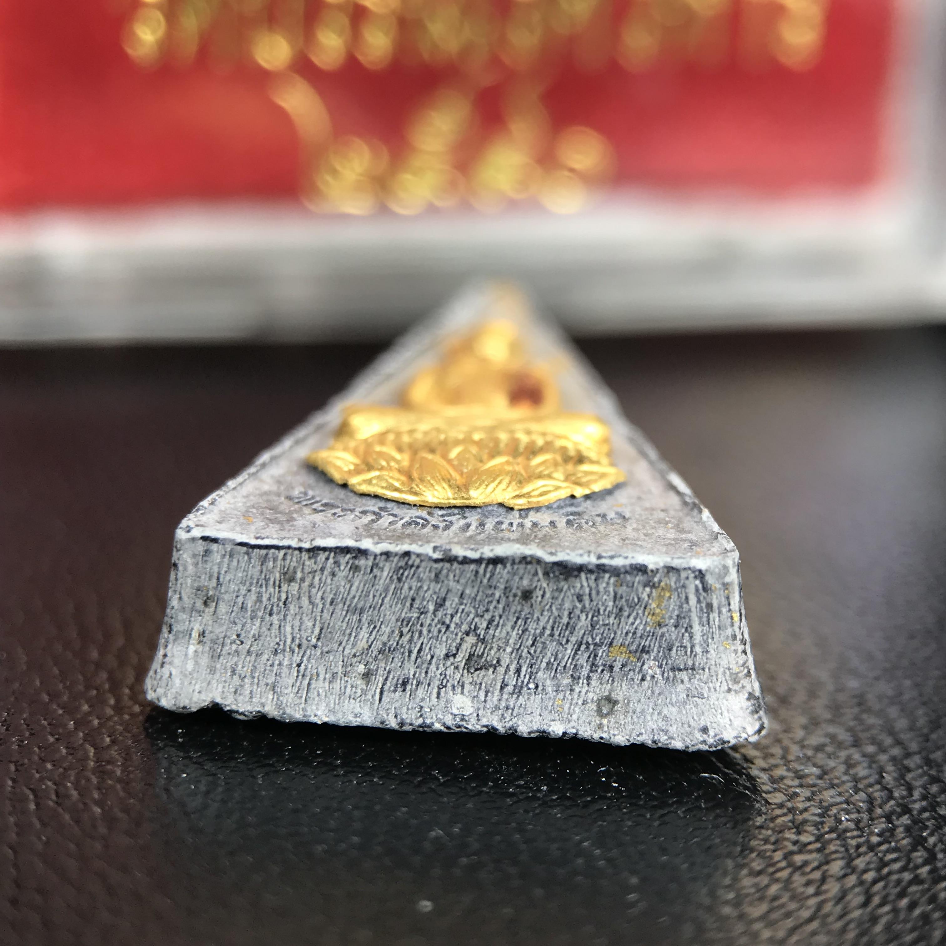 พระกำลังแผ่นดิน พระราชทาน วัดบวรนิเวศวิหาร ปี 2539 พิมพ์เล็กหน้ากากทองคำ (ในหลวง รัชกาลที่ 9 พระราชทานมวลสารจิตรลดา)นิยมหายาก