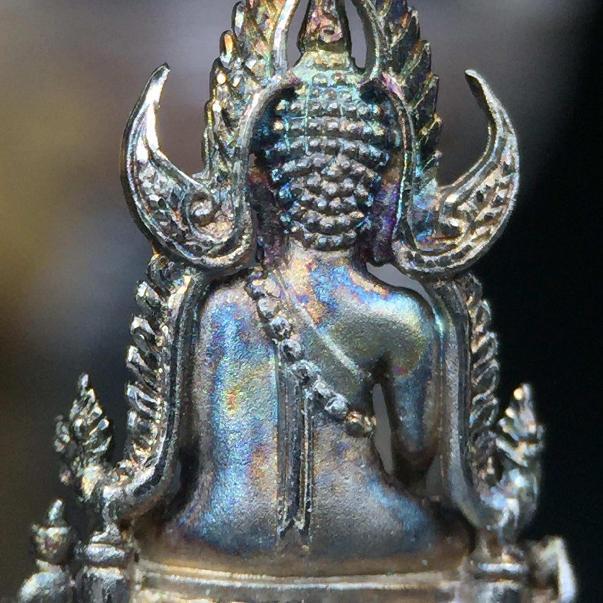 พระพุทธชินราช(จำลอง) ภปร. 84 พรรษา เนื้อเงินชุบทองคำขาว พิมพ์เล็กขนาดหน้าตัก 1/4 นิ้ว (สภาพผิวเดิมสวย ขึ้นสีรุ้งธรรมชาติ แบบนิยม)(พระราชทานมวลสาร จิตรลดาและเส้นพระเจ้า(เส้นผม))พุทธศิลป์ทรงคุณค่าอีกหนึ่งรุ่นยอดนิยม