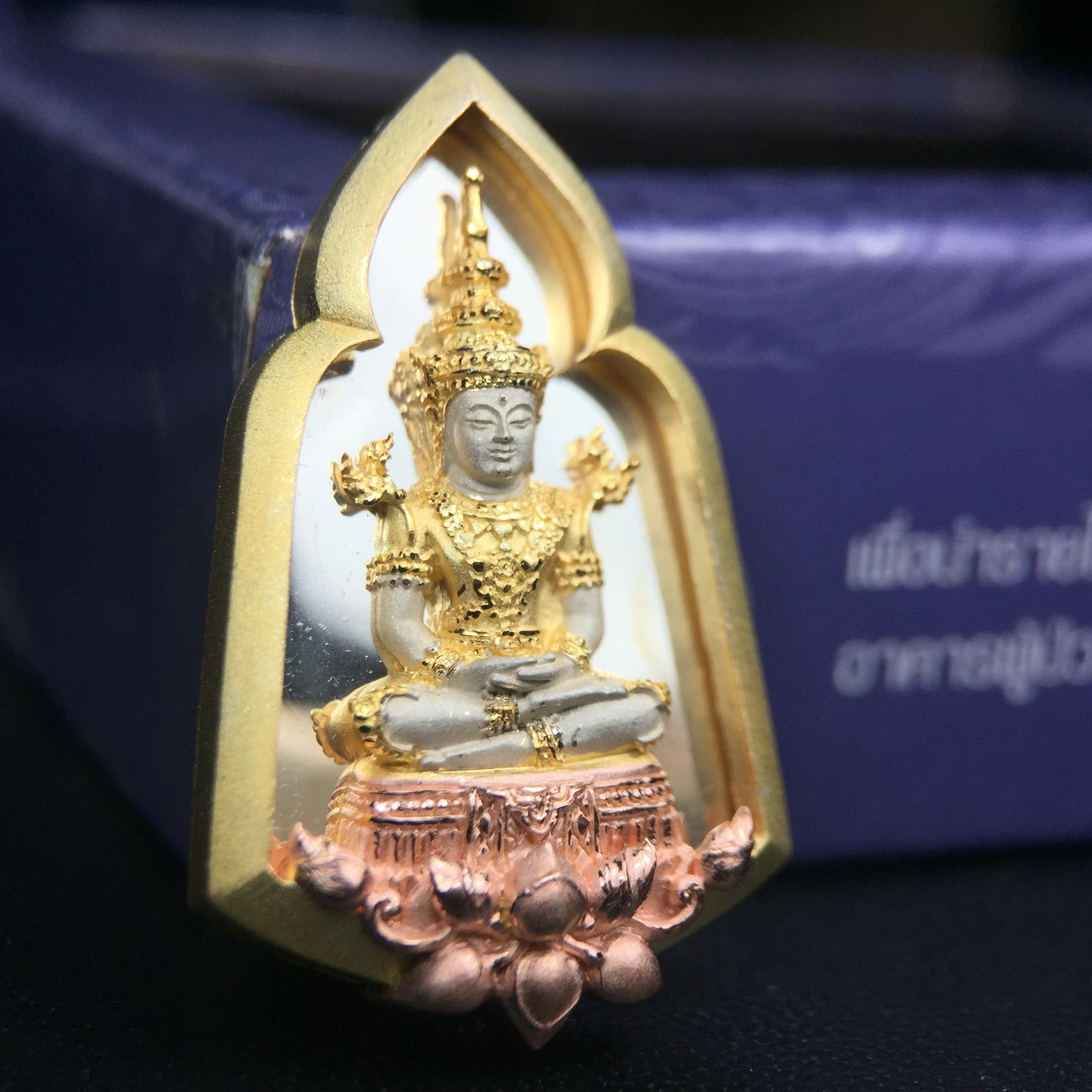 พระแก้วมรกต ภปร. ปี2547 จัดสร้างโดย รพ.ภูมิพลฯ เนื้อเงิน (3 กษัตริย์)เหรียญทรงซุ้ม ขนาด 20*33 มม.งดงามทรงคุณค่าอีกหนึ่งรุ่นยอดนิยม หายาก