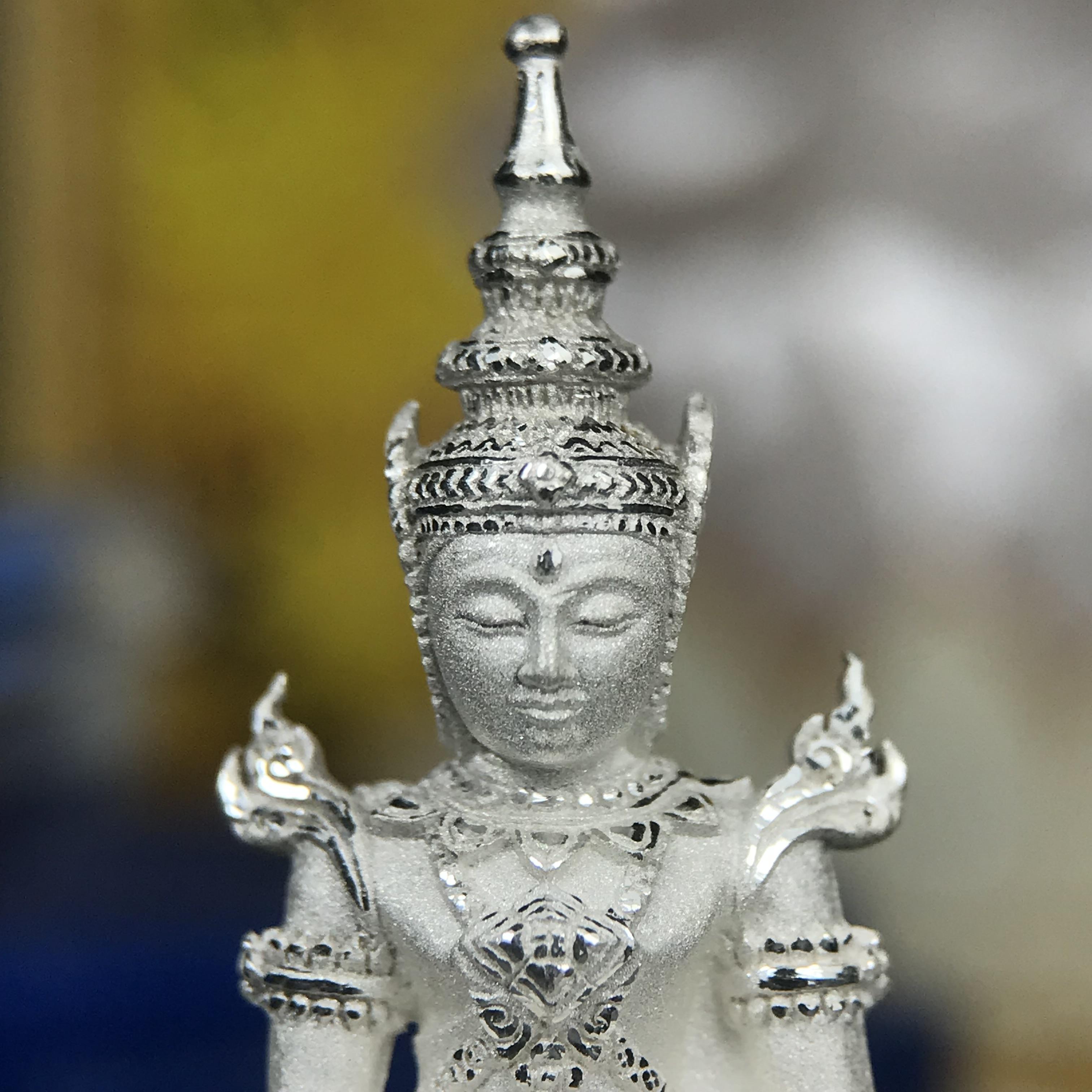 พระแก้วมรกต ทรงเครื่องฤดูร้อน พระราชทานประดิษฐานตราสัญลักษณ์ฉลองสิริราชสมบัติ ครบ 60 ปี ในหลวงรัชกาลที่ 9 พ.ศ.2549 เนื้อเงินลอยองค์พิมพ์ใหญ่ สูง 3.6 ซม. ขนาดหน้าตัก 1/2 นิ้ว (พิธีใหญ่มหาพุทธาภิเษก ณ พระอุโบสถวัดพระแก้ว เกจิอาจารย์ ทั่วประเทศ 108 รูป )