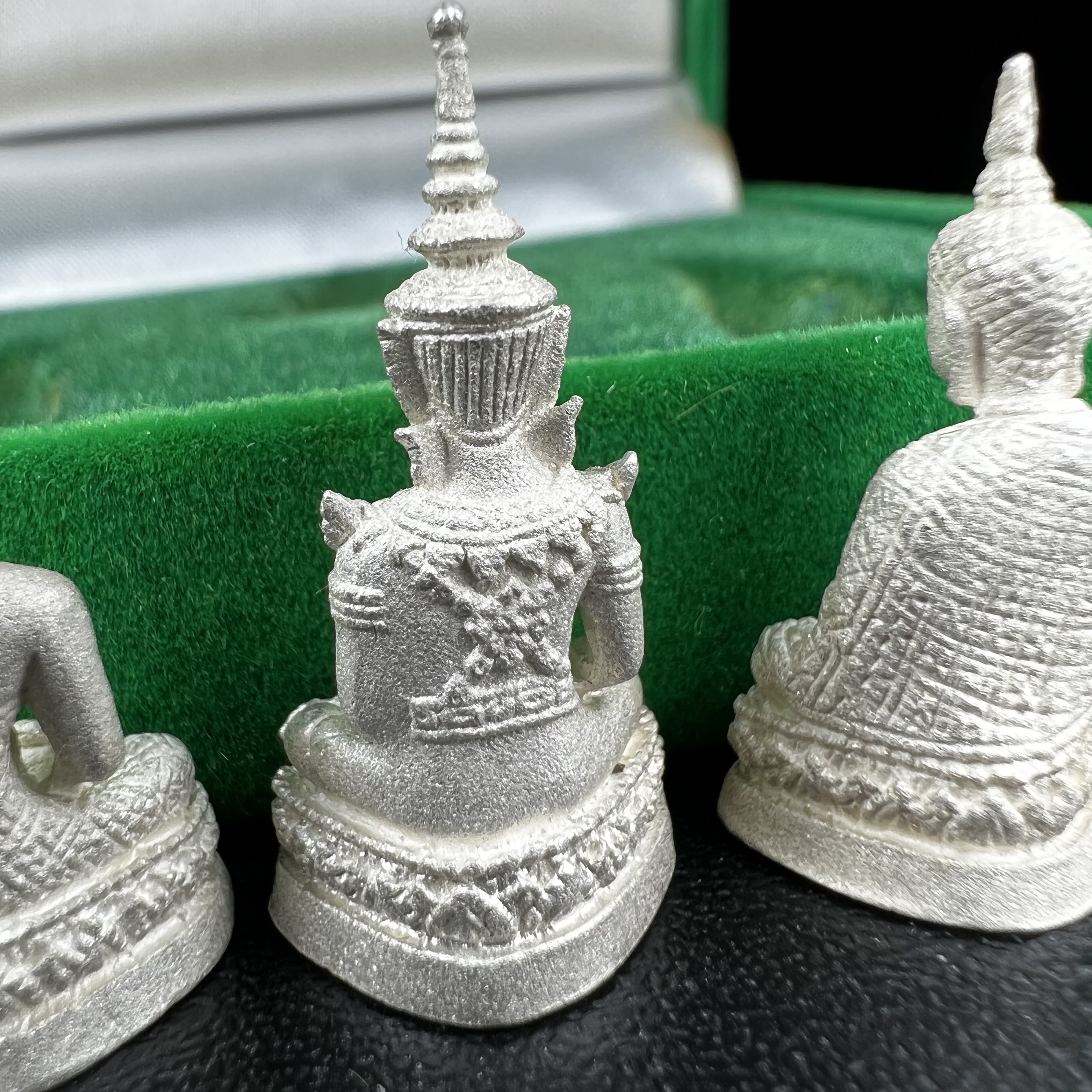 พระแก้วมรกต สธ. วัดบวรนิเวศวิหาร พ.ศ.2538 รูปเหมือนลอยองค์พระแก้วมรกต ชุดเงินบริสุทธิ์ ทรงเครื่อง 3 ฤดู (มีโค็ด หมายเลขกำกับชุดที่ 1396)พิมพ์ใหญ่ 3 องค์ 3 ฤดู ร้อน ฝน หนาว(1 ใน 2000 ชุด)หายาก