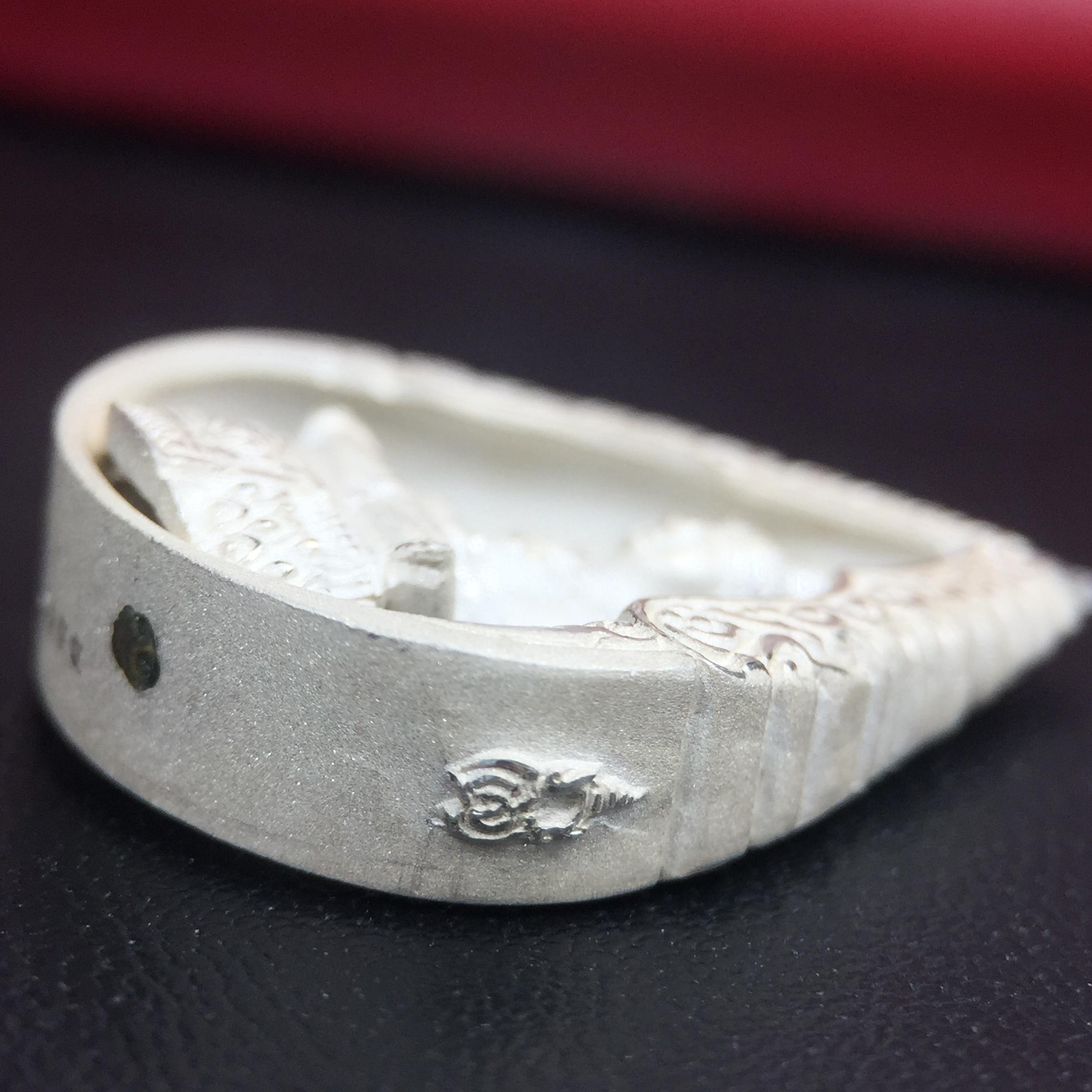 พระแก้วมรกต ภปร.(รุ่นแรก) ปี2545 รุ่นฉลองกรุงรัตนโกสินทร์ครบ 220 ปี พิมพ์ลอยองค์ทรงหยดน้ำ เนื้อเงินบริสุทธิ์ 92.5% ขนาด 18*27 มม. พร้อมกล่องบรรจุเดิม สวยครบสมบูรณ์(องค์หมายเลขสวย 1555)