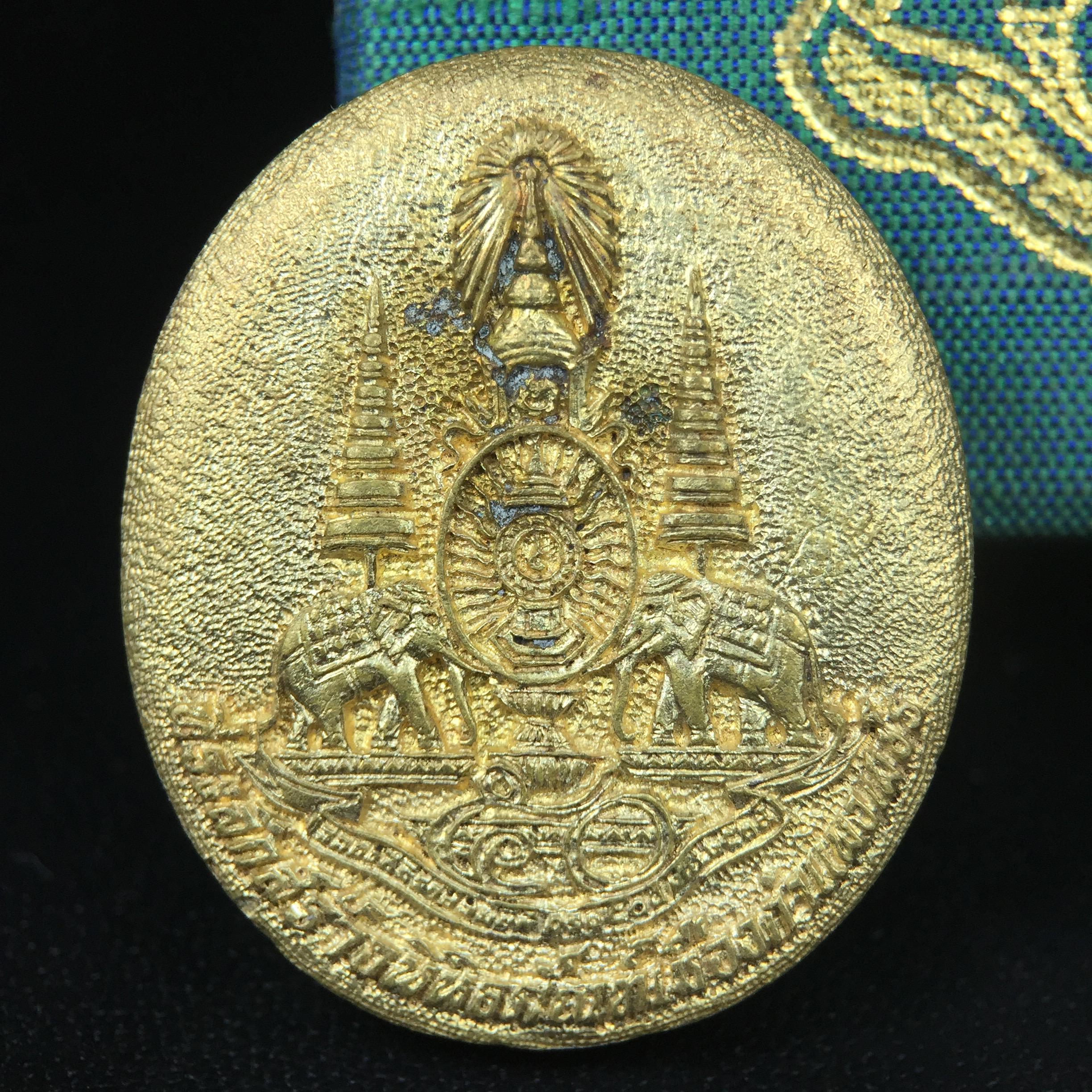 เหรียญรูปเหมือนพระญาณวิทยาคมเถร (หลวงพ่อคูณ ปริสุทโธ)ชุดกาญจนาภิเษกครองราชย์ครบ 50 ปี วัดบวรนิเวศวิหาร ปี พ.ศ. 2538 เนื้อบรอนซ์ทอง(จัดสร้างได้เหมือนหลวงพ่อคูณมาก มีรายละเอียดและความคมชัดสูง ลูกศิษย์ท่านไม่ควรพลาด วิจิตรศิลป์และพุทธศิลป์งดงาม)พิธีใหญ่