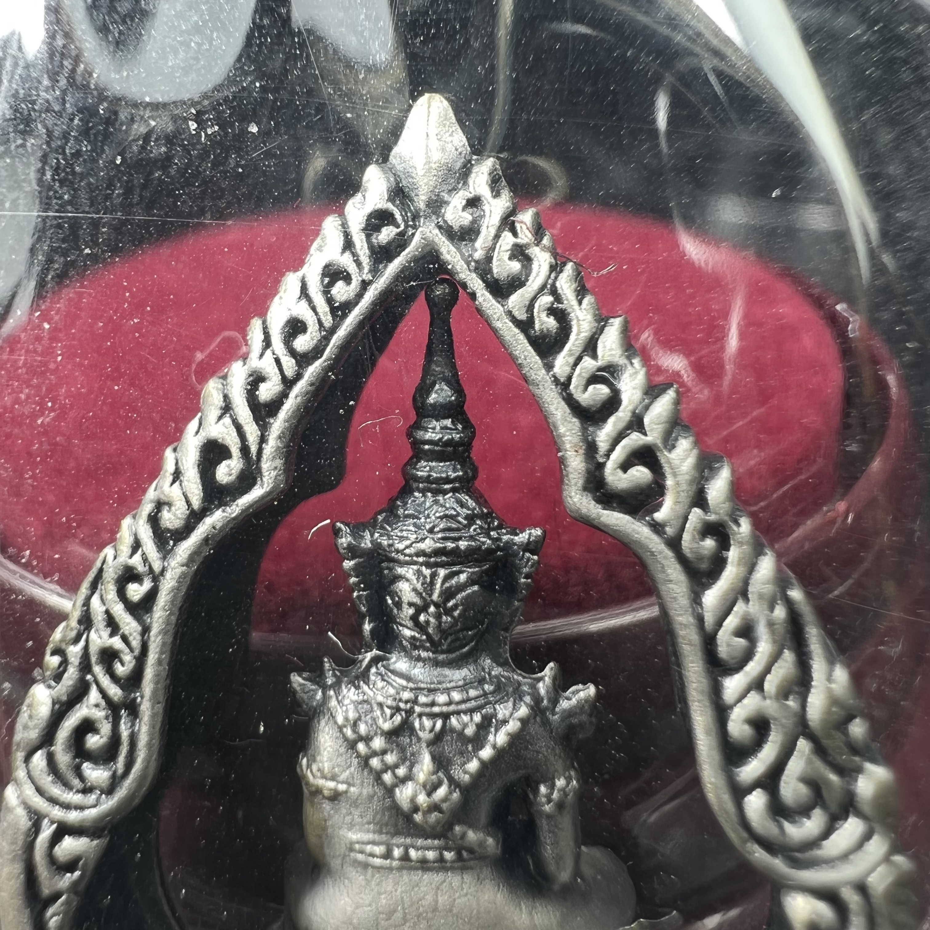 พระแก้วมรกต ภปร.(รุ่นแรก) ปี2545 รุ่นฉลองกรุงรัตนโกสินทร์ครบ 220 ปี พิมพ์ลอยองค์ทรงหยดน้ำ เนื้ออัลปาก้า ชุบเงินลงดำ ขนาด 18*27 มม. พร้อมครอบตั้งโชว์เดิม องค์พระซีนซองเดิม สวยครบสมบูรณ์