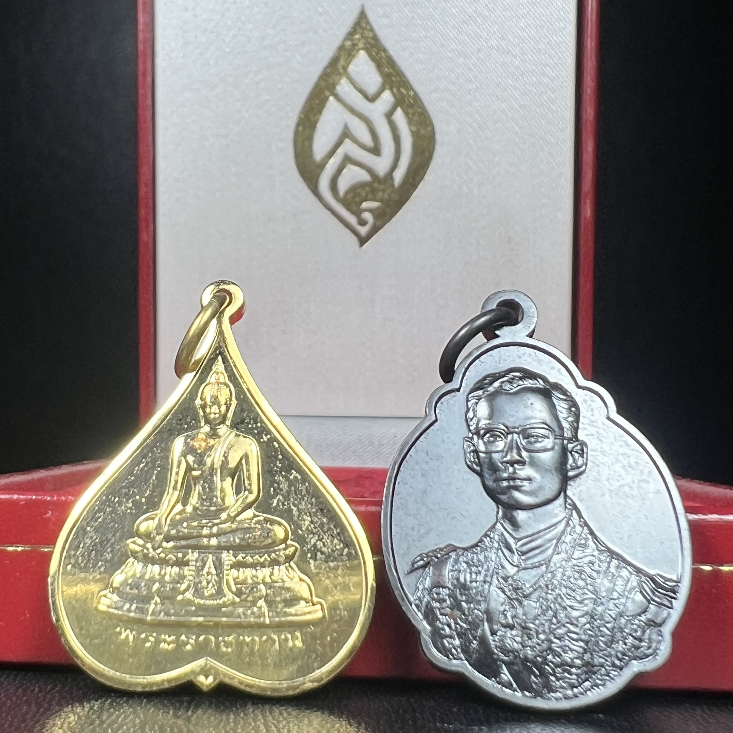 เหรียญพระราชทาน มูลนิธิ พอ.สว. ปี2541 (1ชุด มี 2 เหรียญ สภาพสวยมาก(กล่องเดิม))