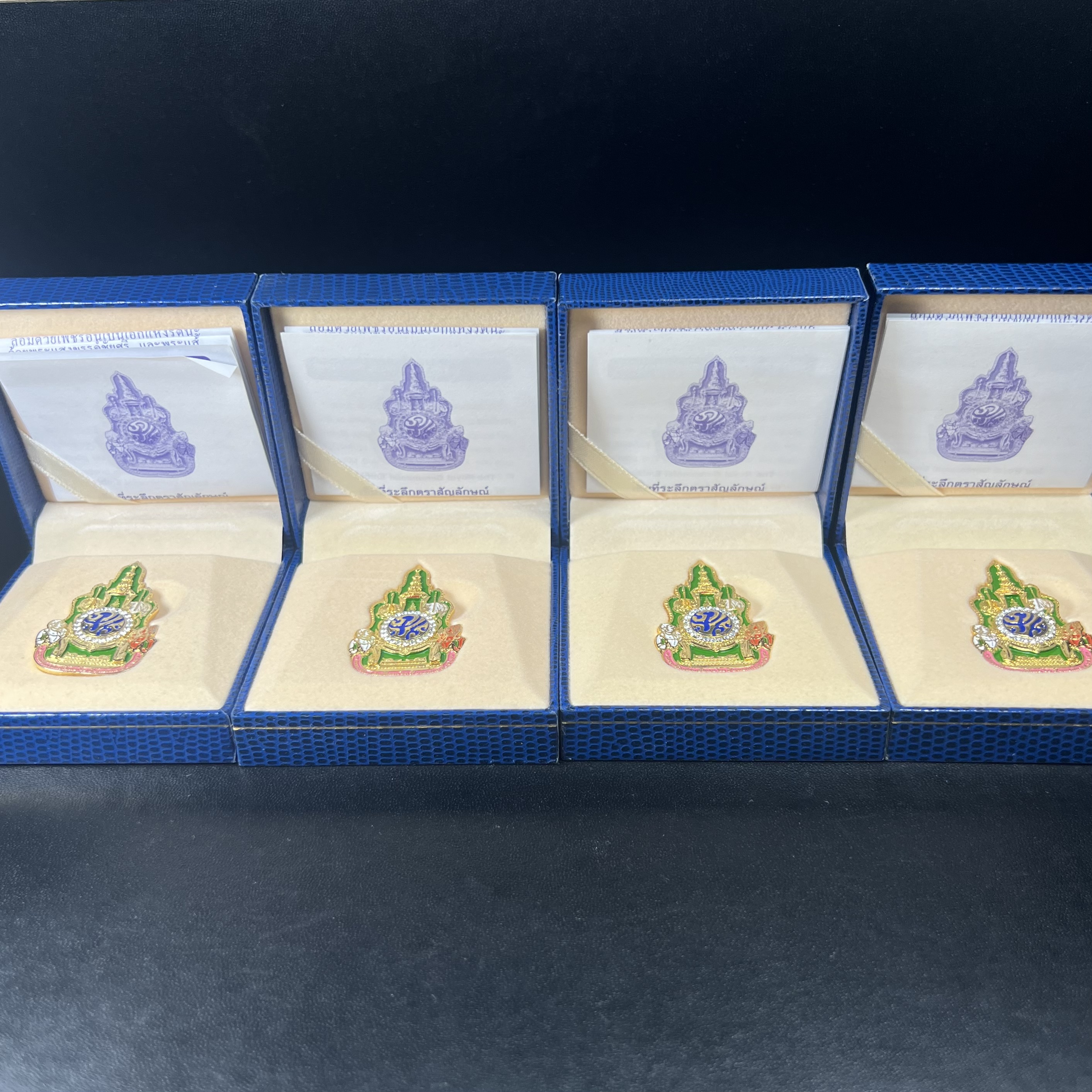 เข็มที่ระลึกตราสัญลักษณ์งานฉลองสิริราชสมบัติครบ 60 ปี พุทธศักราช 2549 ในหลวงรัชการที่ 9 จัดทำขึ้นโดยสำนักงานปลัดสำนักนายกรัฐมนตรี