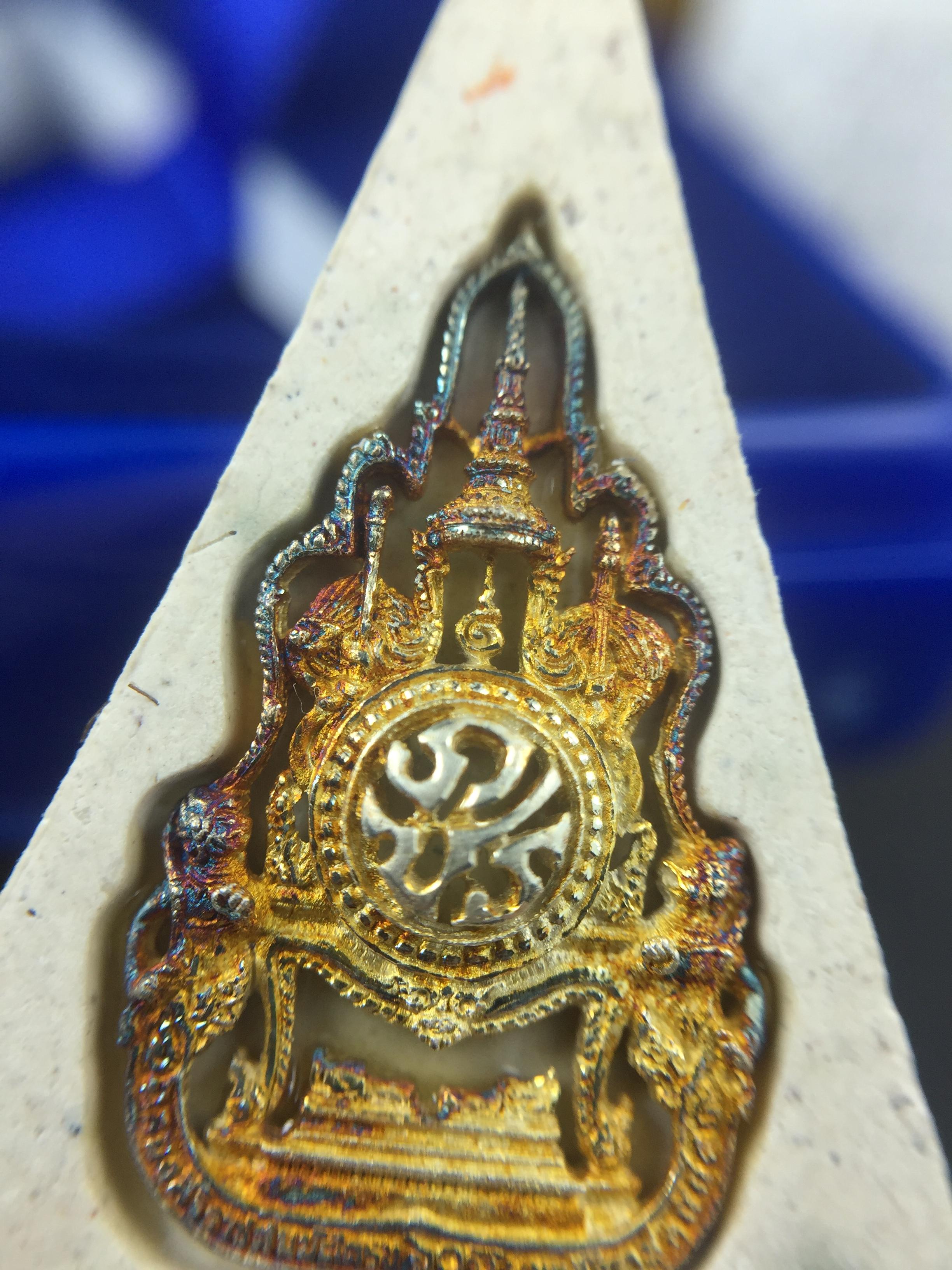 พระแก้วมรกต(จำลอง)ทรงเครื่องฤดูร้อน พระผงบูชา ด้านหน้าปิดทอง ด้านหลังตราฉลองสิริราชสมบัติครบ 60ปี เนื้อเงินขึ้นสีรุ้งธรรมชาติสร้างสรรค์งดงาม(รุ่นนี้ได้พระราชทานเส้นพระเจ้า(เส้นผม)รัชกาลที่9ในการจัดสร้าง)***องค์นี้พิเศษมองเห็นเส้นผมติดอยู่ด้านหลังชัดเจน***