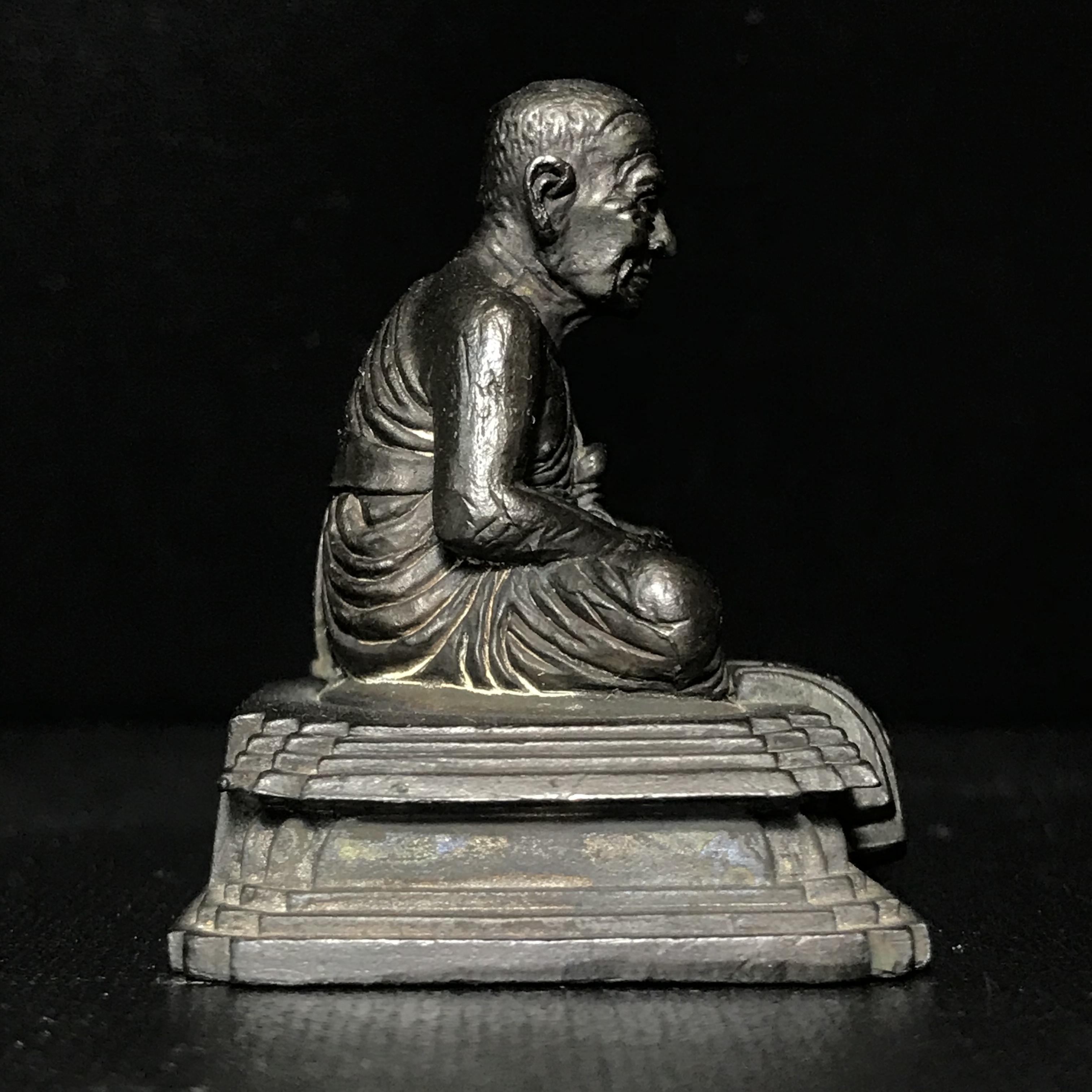 รูปหล่อพระหลวงพ่อทวด สก. ขนาดตั้งบูชาหน้ารถ วัดห้วยมงคล ปี 2546(รุ่น2) สร้างจากเนื้อโลหะที่ตัดชนวนจากส่วนของเศียรหลวงพ่อทวดองค์ใหญ่(คุ้มครองปลอดภัย แคล้วคลาด พิธีใหญ่ มวสสารดี)1 ใน 2500 องค์