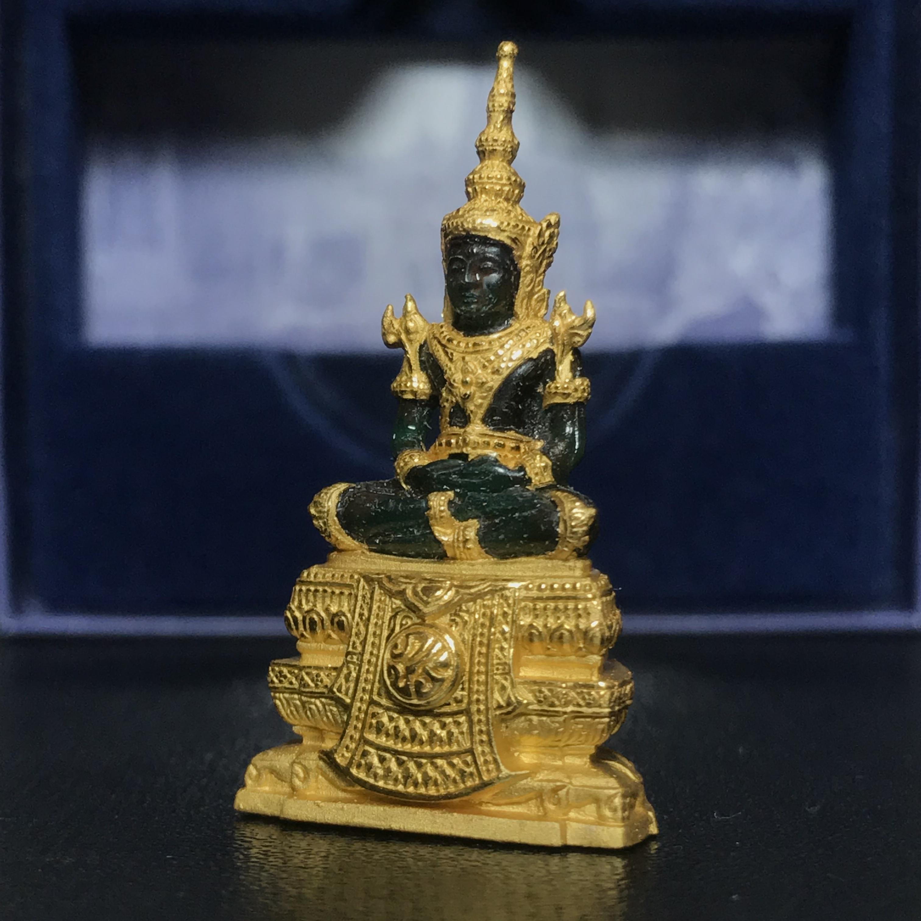 พระแก้วมรกต ภปร. ปี2547 จัดสร้างโดย รพ.ภูมิพลฯ เนื้อเรซิ่นหุ้มทองคำลอยองค์ หน้าตัก 1/2 นิ้ว