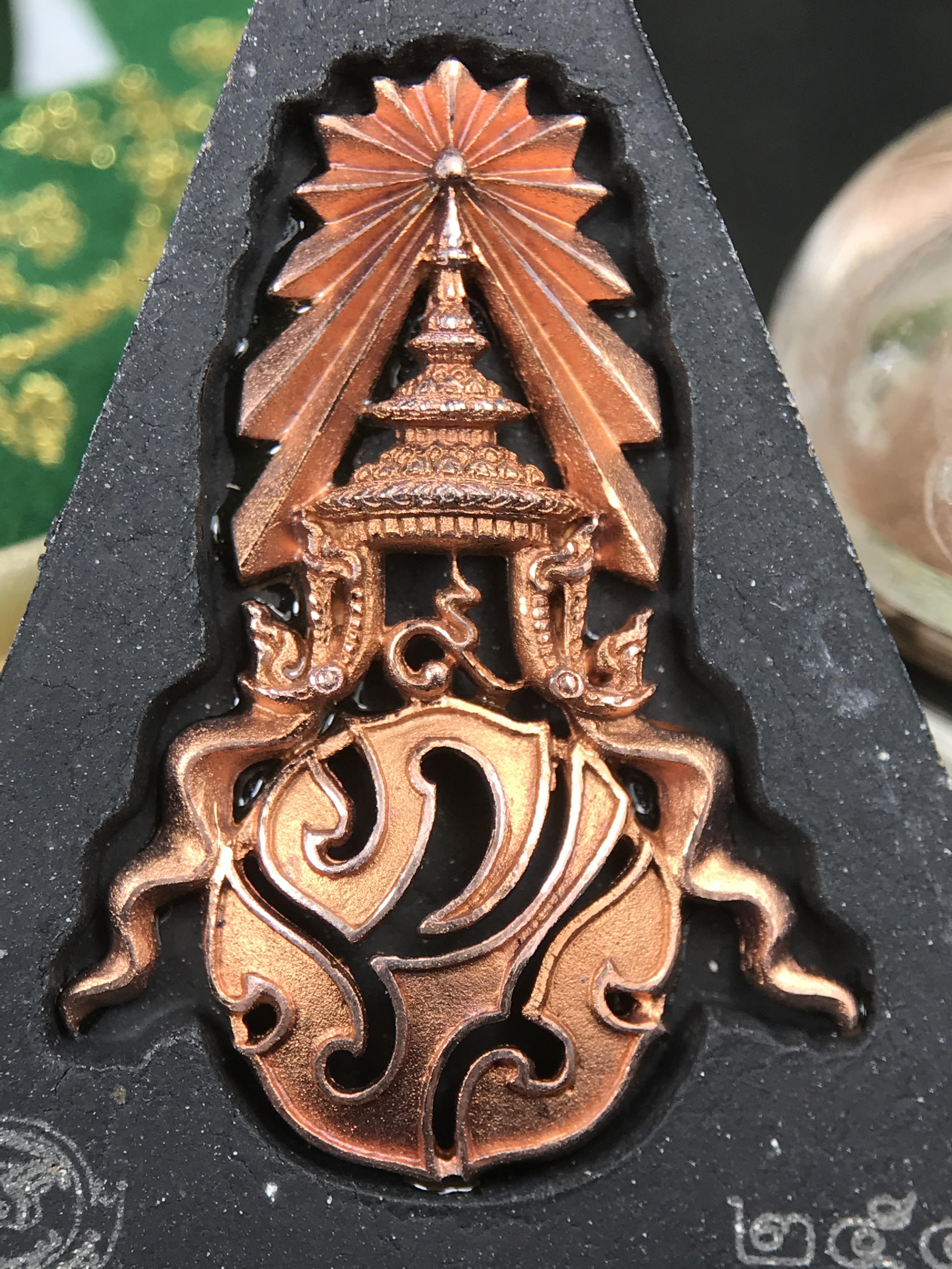 พระพุทธชินราช ภปร. 84พรรษา เนื้อผงปิดทองด้านหน้า หลัง ภ.ป.ร. เนื้อแดง (พระราชทานมวลสาร จิตรลดาและเส้นพระเจ้า(เส้นผม)ในหลวงรัชกาลที่9)พุทธศิลป์ทรงคุณค่าอีกหนึ่งรุ่นยอดนิยม(องค์หมายเลข ๒๕๔๙)1 ใน 10000 องค์