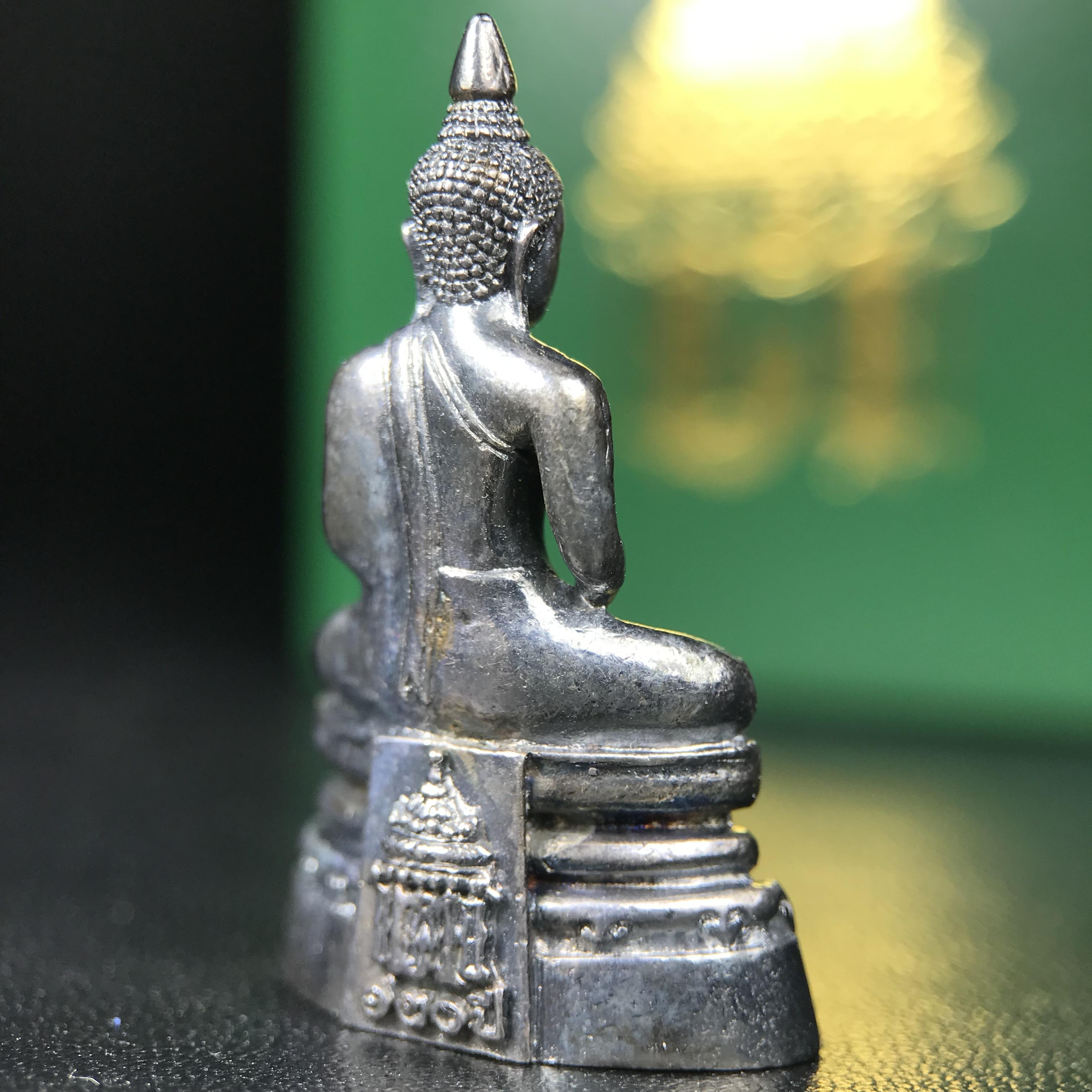 พระพุทธโสธร รุ่น กศก. 120 ปี เนื่องในโอกาสครบ 120 ปี กรมศุลกากร กระทรวงการคลัง จัดสร้าง ปี 2537 เนื้อเงินบริสุทธิ์ 99.9% ผิวขัดเงาลงดำ(เข้มขลัง)(งานบริษัท แพรนด้า จิวเวลรี่)สวยงดงาม ทรงคุณค่า