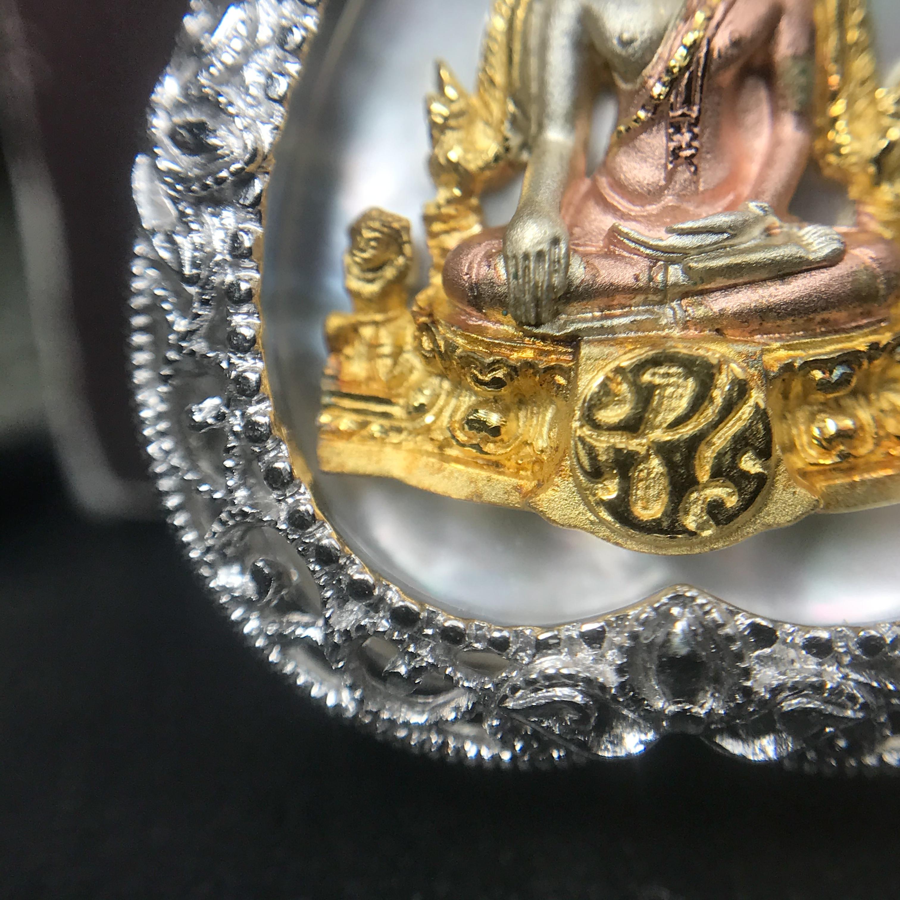 พระพุทธชินราช ภปร. โครงการ "เพราะแผ่นดินนี้ คือ แผ่นดินเกิด" ปี2548(รุ่นแรก) เหรียญทรงใบโพธิ์ ขนาด 21 x 29 มม. เนื้อเงินสามกษัตริย์ องค์พระชุบสามกษัตริย์ ล้อมด้วยกรอบเงินชุบทองคำขาวสลักเสลาเป็นลวดลายละเอียดอ่อน ส่วนพื้นองค์พระเป็นเปลือกหอยมุข