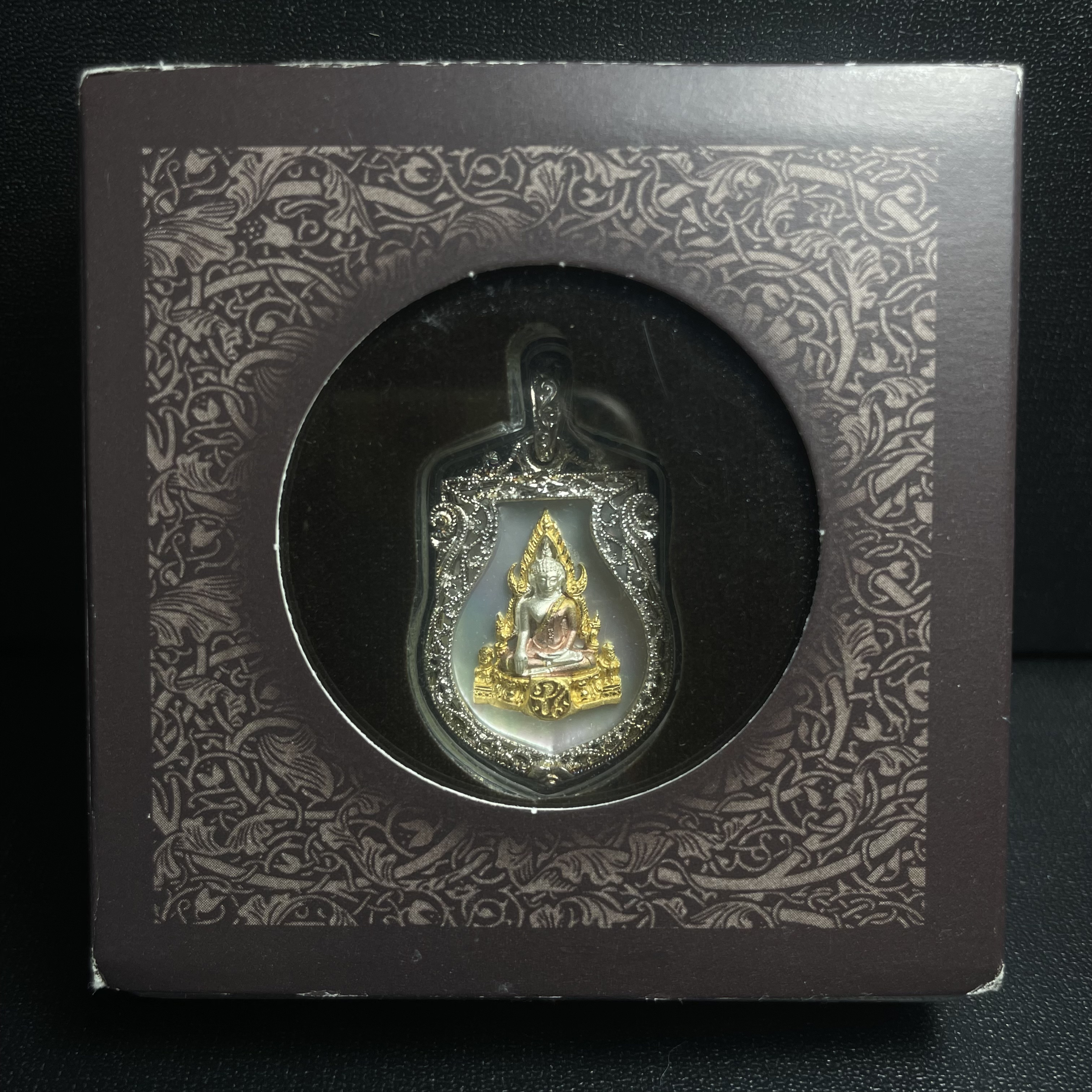 พระพุทธชินราช ภปร. โครงการ "เพราะแผ่นดินนี้ คือ แผ่นดินเกิด" ปี2548(รุ่นแรก) เหรียญทรงเสมา ขนาด 21 x 29 มม.เนื้อเงินสามกษัตริย์ องค์พระชุบสามกษัตริย์ ล้อมด้วยกรอบเงินชุบทองคำขาวสลักเสลาเป็นลวดลายละเอียดอ่อน ส่วนพื้นองค์พระเป็นเปลือกหอยมุขงดงาม