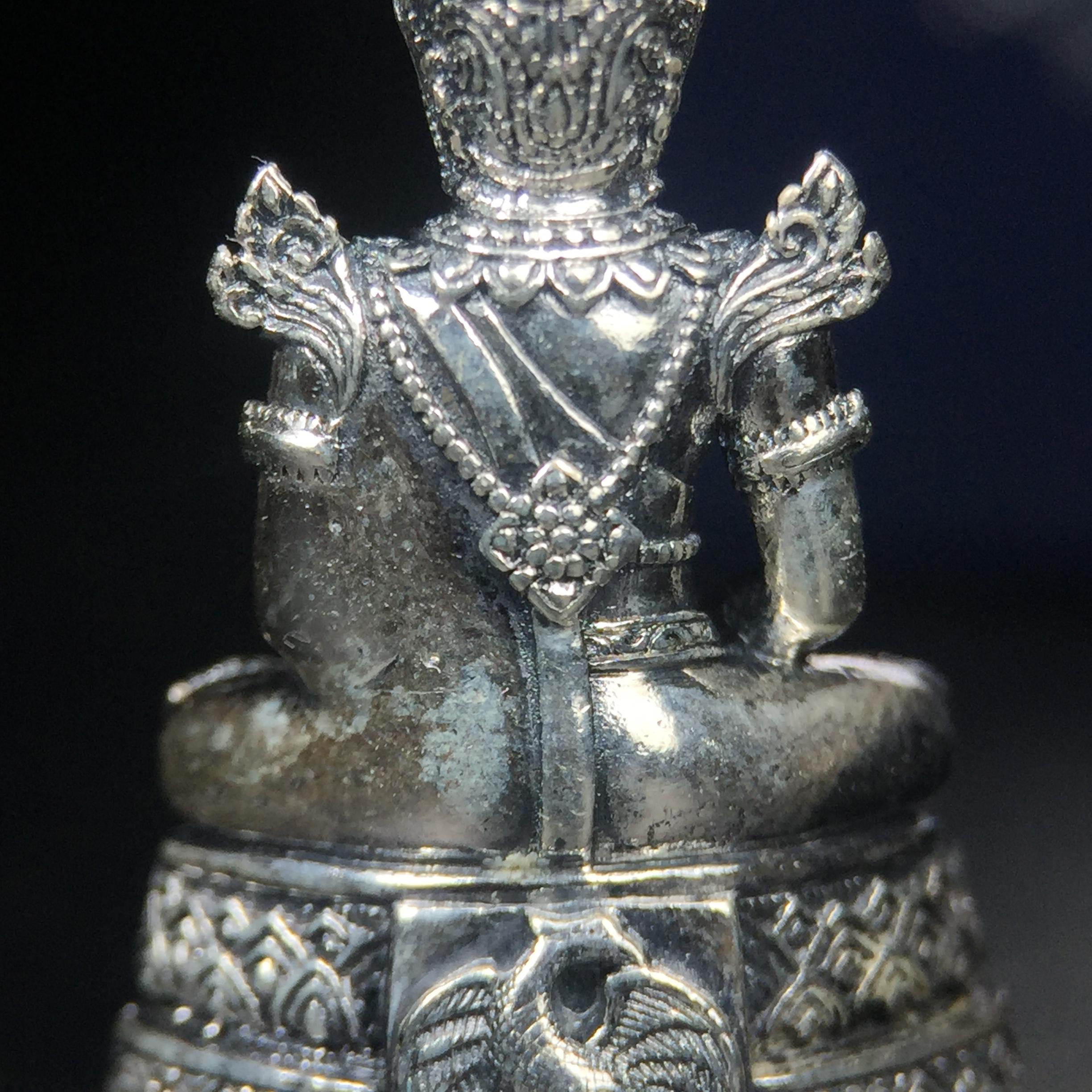 พระแก้วมรกต กรมสรรพสามิตจัดสร้างขึ้นเนื่องในโอกาสครบรอบ 64 ปีของกรมสรรพสามิต และเนื่องในวโรกาสที่พระบาทสมเด็จพระเจ้าอยู่หัวทรงครองราชย์ครบ 50 ปีในปีกาญจนาภิเษก เมื่อ พ.ศ.2539 เนื้อเงินรมดำขัดเงาพร้อมกล่องบรรจุเดิม