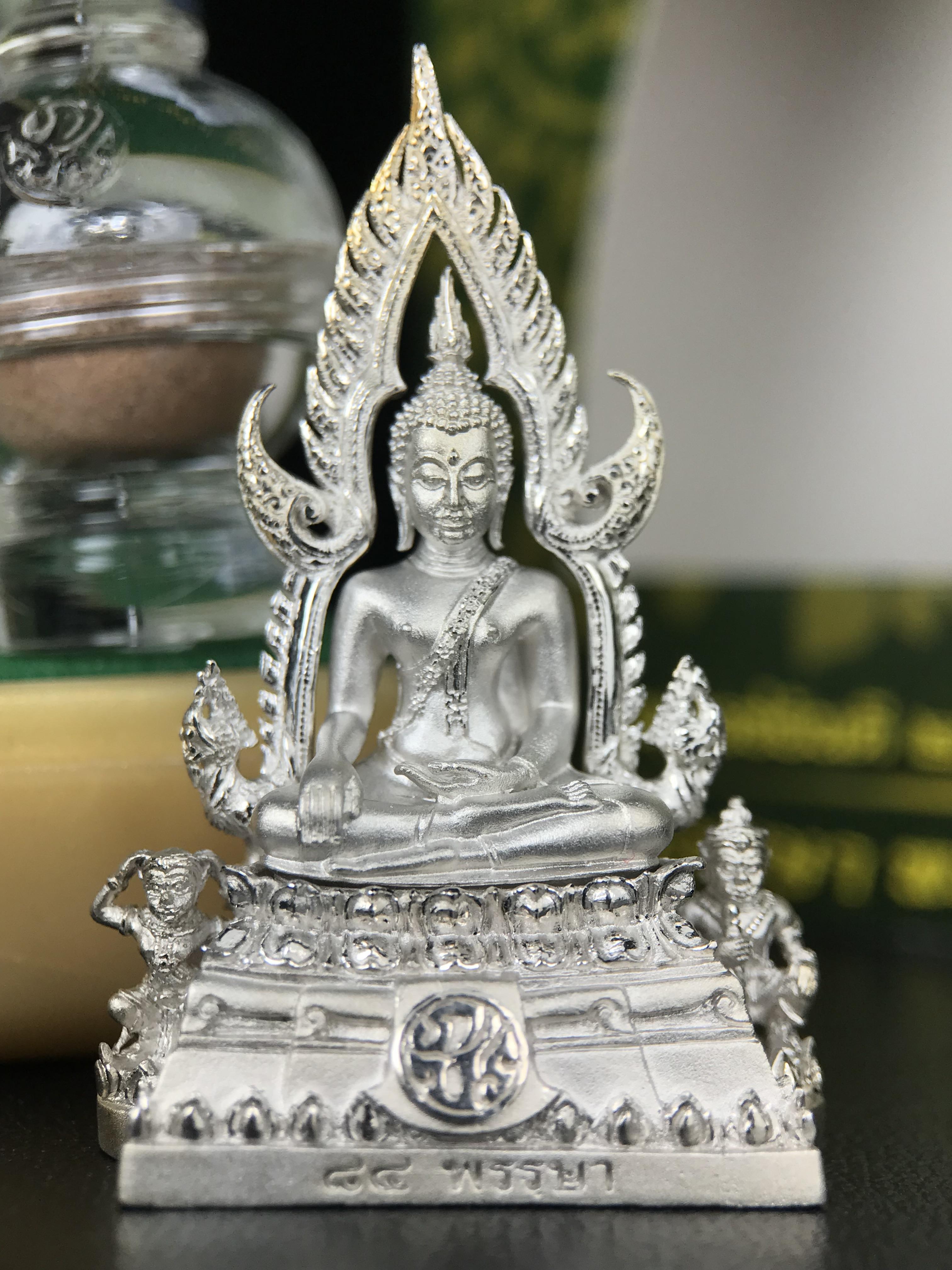 พระพุทธชินราช ภปร. 84 พรรษาในหลวงรัชกาลที่ 9 ปี 2554 พิมพ์กลางขนาดหน้าตัก 1/2 นิ้ว(สูง 3.8 ซม.) เนื้อเงินชุบทองคำขาว(สภาพผิวเดิมสวย) (พระราชทานมวลสาร จิตรลดาและเส้นพระเจ้า(เส้นผม)รัชกาลที่9)พุทธศิลป์ทรงคุณค่าอีกหนึ่งรุ่นยอดนิยม(องค์หมายเลข ๒๔๐๐)