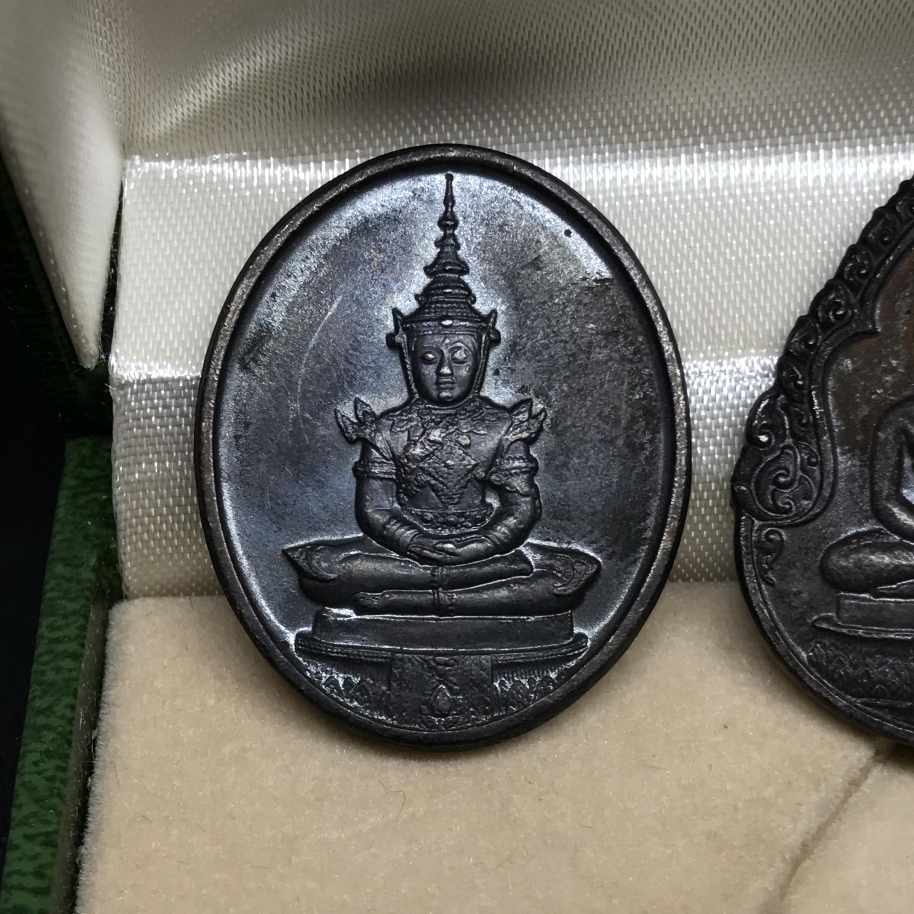 เหรียญพระแก้วมรกตหลัง ภปร ฉลองกรุงรัตนโกสินทร์ครบ 200 ปี พ.ศ.2525 เนื้อทองแดงกล่องบรรจุเดิมครบ3พิมพ์(บล็อกพระราชศรัธา)(ในหลวงรัชกาลที่9 เสด็จในพิธี)