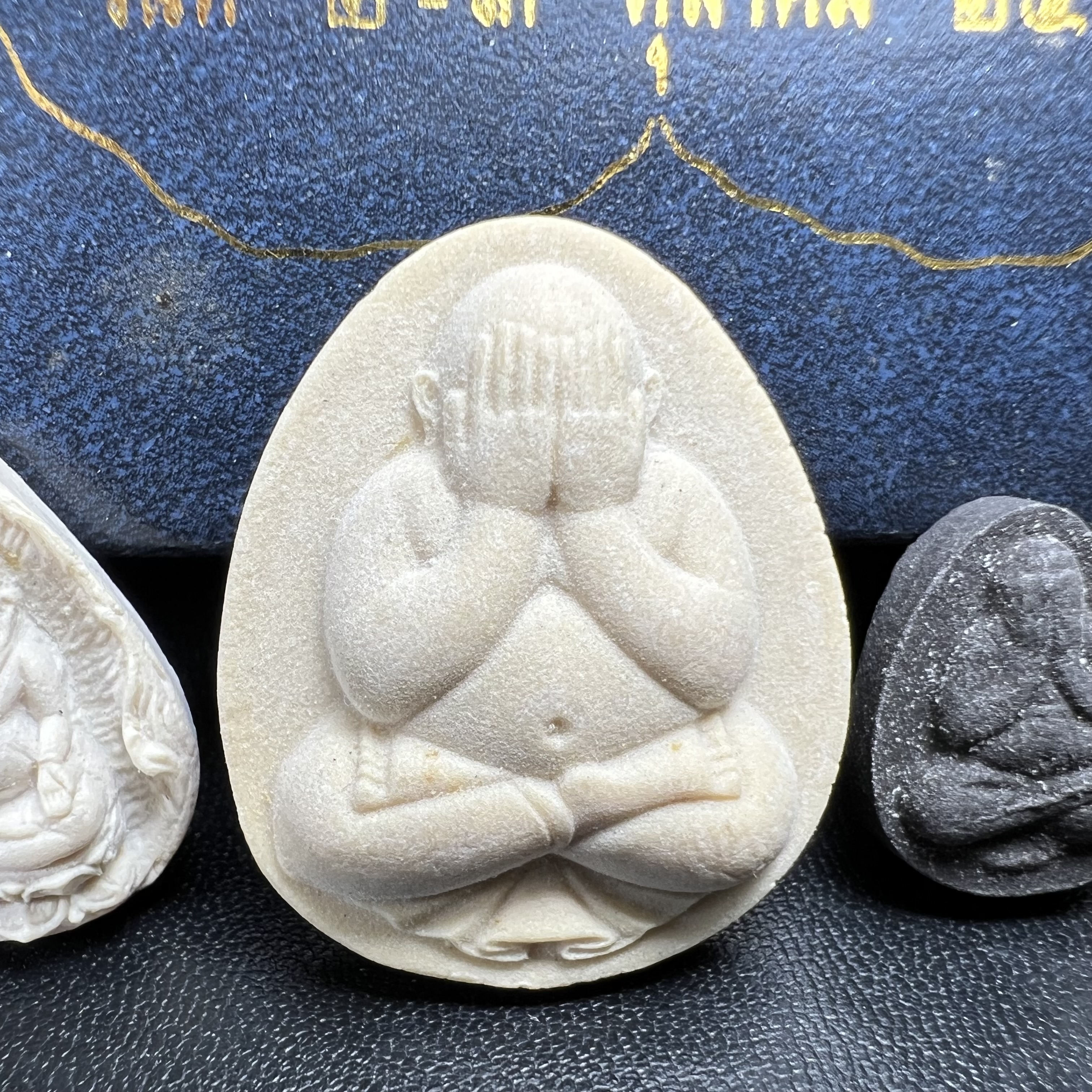 พระปิดตา รุ่นแรก ชุดกรรมการ ชุดมงคลการบำเพ็ญกุศลอายุครบ 6 รอบ(72 พรรษา) สมเด็จพระญาณสังวร วัดบวรนิเวศวิหาร วันที่ 2-3 ตุลาคม 2528 (1ชุดประกอบด้วยพระเนื้อผง 4 รายการ)ชุดกรรมการพร้อมกล่องบรรจุเดิมครบสมบูรณ์(หายาก)