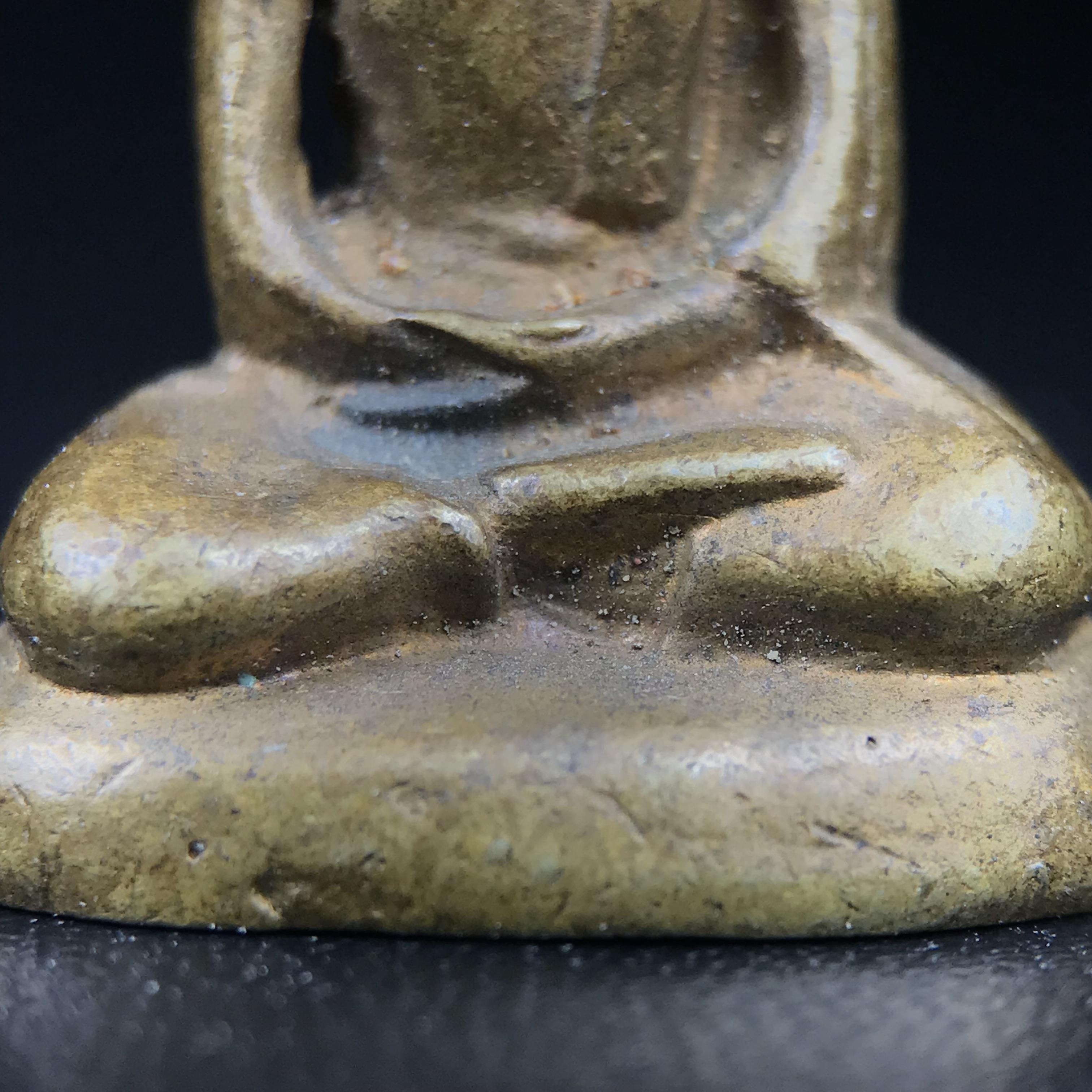 พระกริ่งฝีพระหัตถ์สมเด็จย่า ขนาดห้อยบูชาขนาดเล็ก จัดสร้างขึ้นเนื่องในวาระครบ 6 รอบ เมื่อวันที่21 ตุลาคม พ.ศ.2515(ในหลวงรัชกาลที่ 9 เสด็จพระราชดำเนินทรงเททอง)ปลุกเสกยิ่งใหญ่ เกจิ 108 รูป ร่วมปลุกเสก คัดสภาพสวยแบบนี้พบเจอน้อยมาก หมายเลขต้นๆหลักร้อย หายากมาก