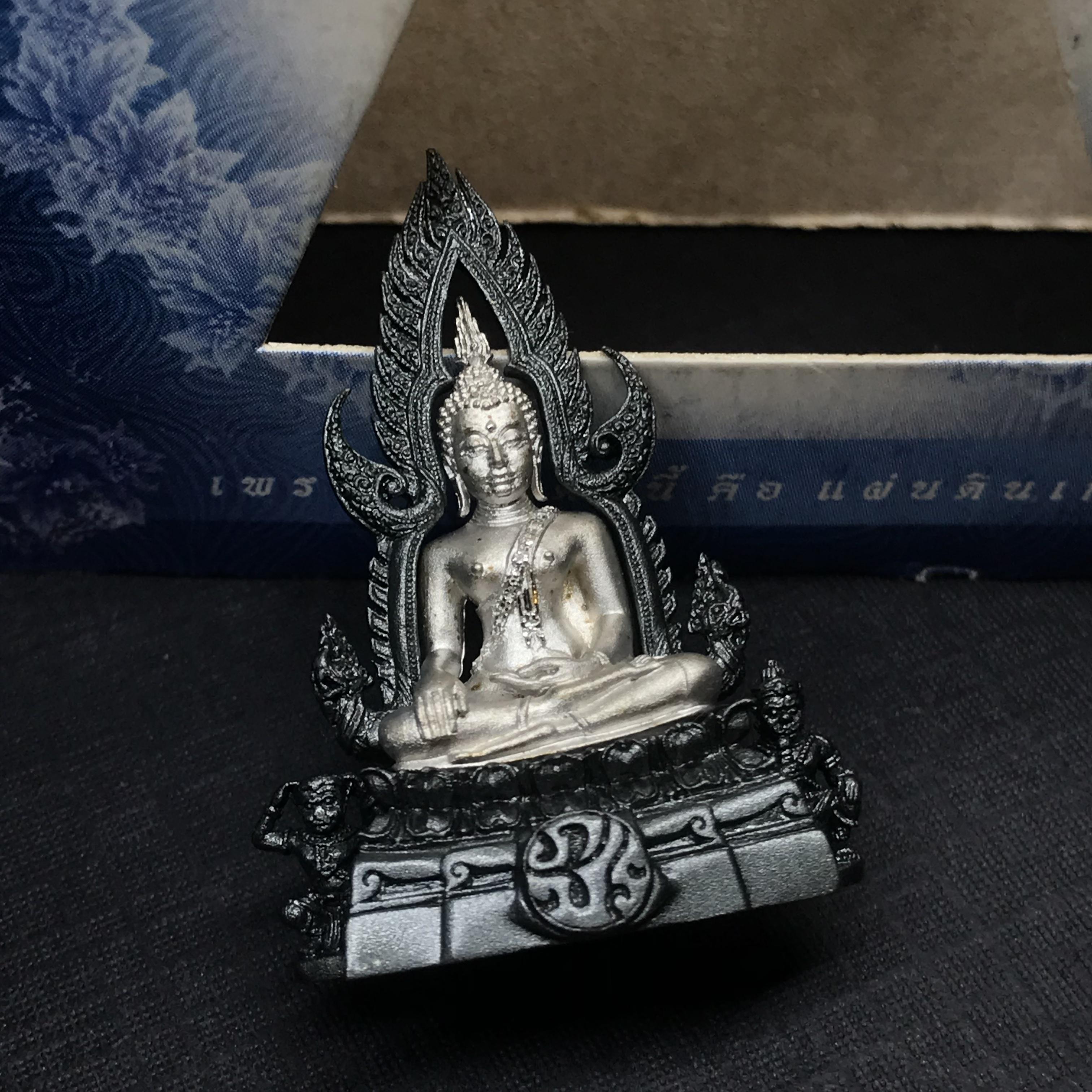 พระพุทธชินราช ภปร โครงการ เพราะแผ่นดินนี้คือแผ่นดินเกิด เนื้อเงินชุบทองคำขาว ซุ้มรมดำ ปี2551 ขนาดหน้าตัก1/2นิ้ว (สวยงามหายาก)