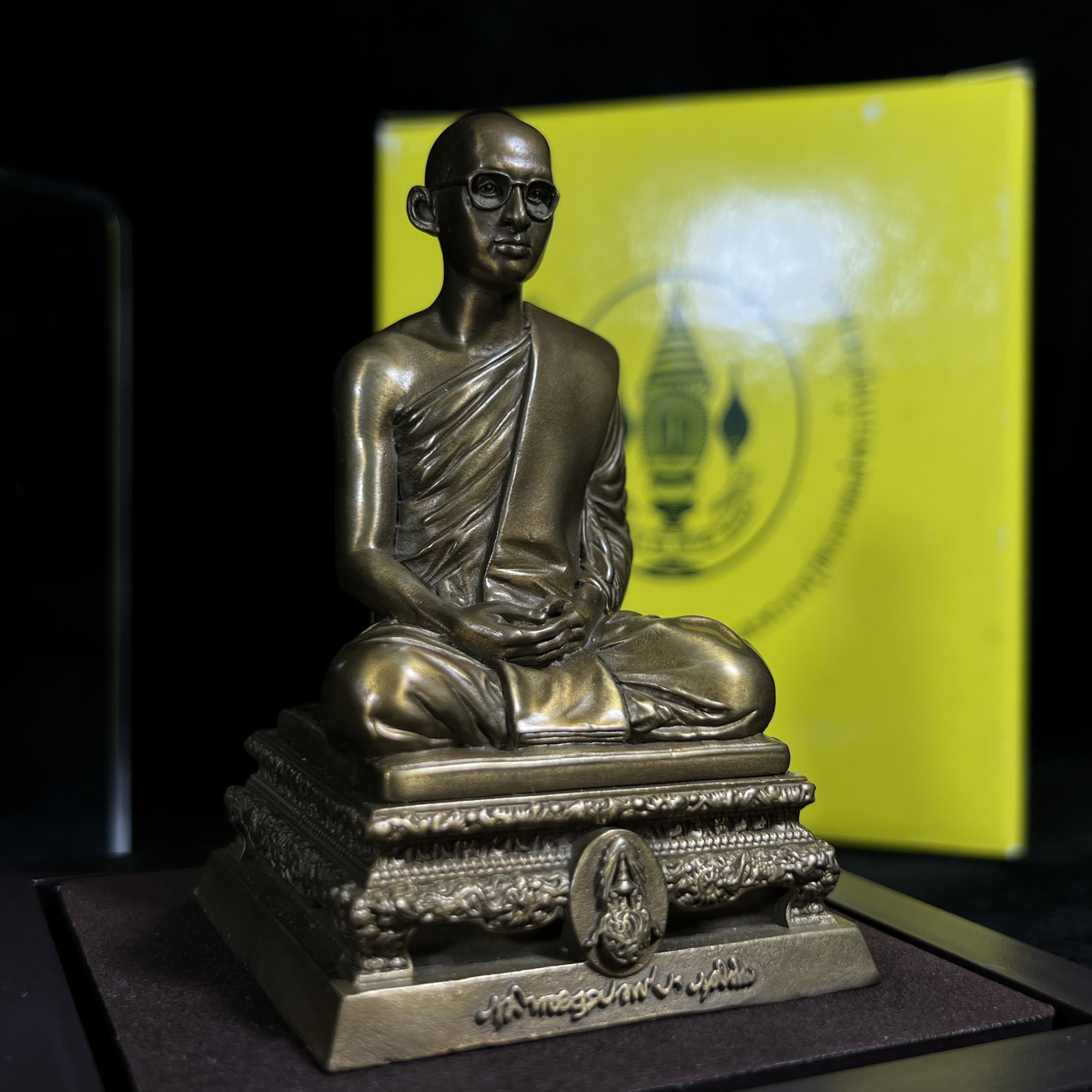 พระบรมรูปพระบาทสมเด็จพระเจ้าอยู่หัวรัชกาลที่9 ทรงผนวช(หน้าตัก2นิ้ว) เนื่องในโอกาสมหามงคลเฉลิมพระชนมพรรษา 7 รอบ 84 พรรษา 5 ธันวาคม 2554 (ใต้ฐานบรรจุผงจิตรลดามหามงคล และเส้นพระเจ้า ร.9)(คัดสภาพสวย แบบนิยม พร้อมครอบกล่องเดิมครมสมบูรณ์)