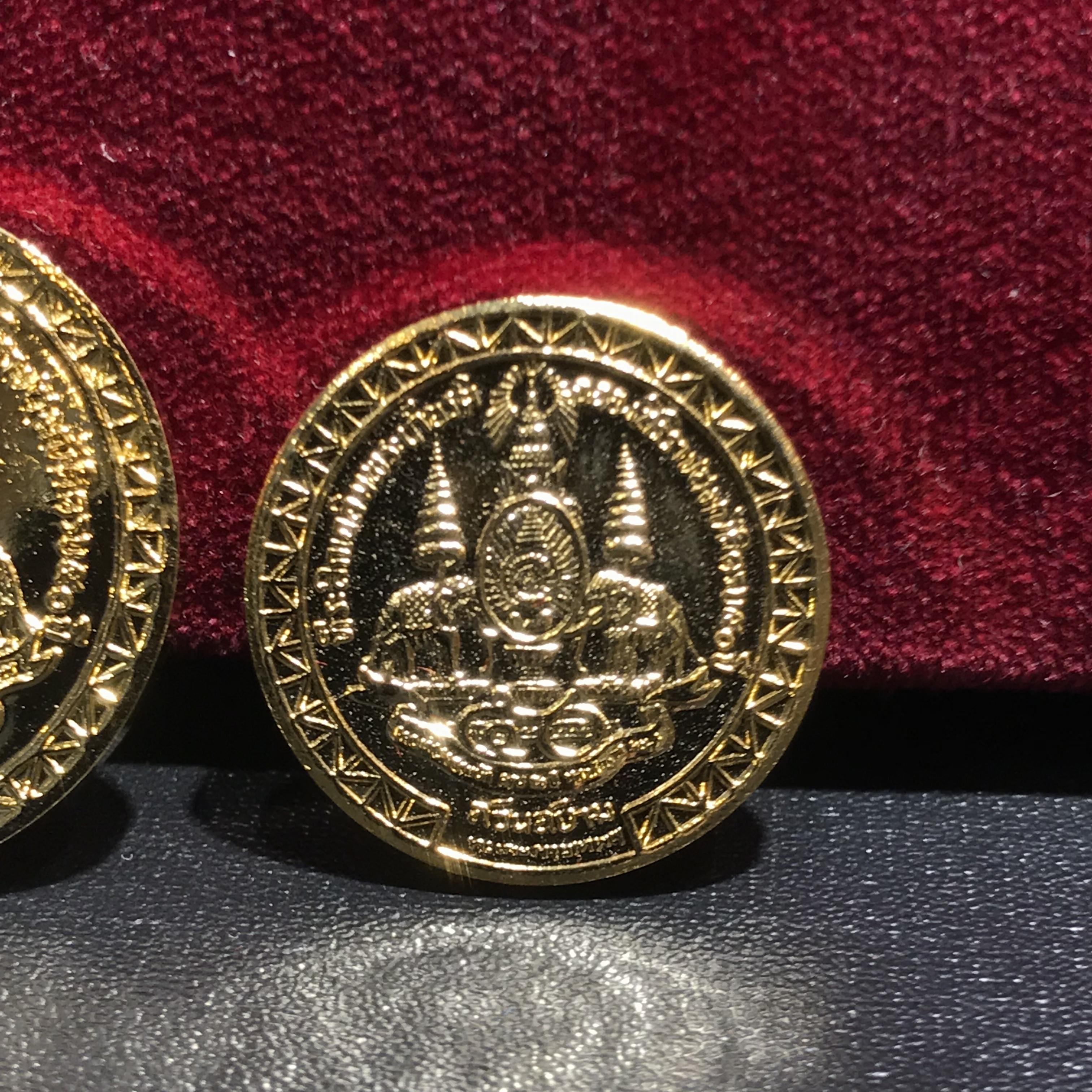 เหรียญที่ระลึกเฉลิมพระเกียรติ์ ฉลองสิริราชสมบัติ ครบ 50ปี รัชกาลที่9 ตรากาญจนาภิเษก สวนสยามทะเลกรุงเทพ จัดสร้าง ปี2539(ครบชุดพร้อมกล่องบรรจุเดิม)