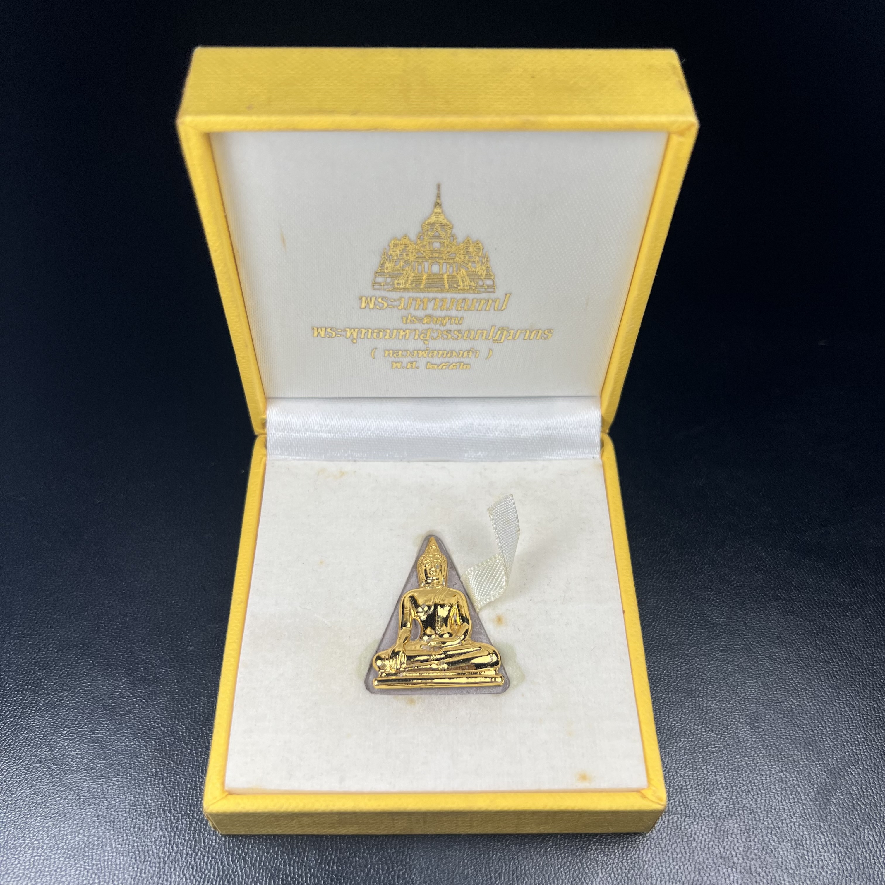 พระพุทธมหาสุวรรณปฏิมากร (หลวงพ่อทองคำ) หลังตรามหามงคลเฉลิมพระชนมพรรษา 80 พรรษา รัชกาลที่9 วัดไตรมิตรวิทยาราม กรุงเทพฯ ปี 2550 พระพิมพ์หน้าทองคำ(หายาก 1 ใน 999 องค์)