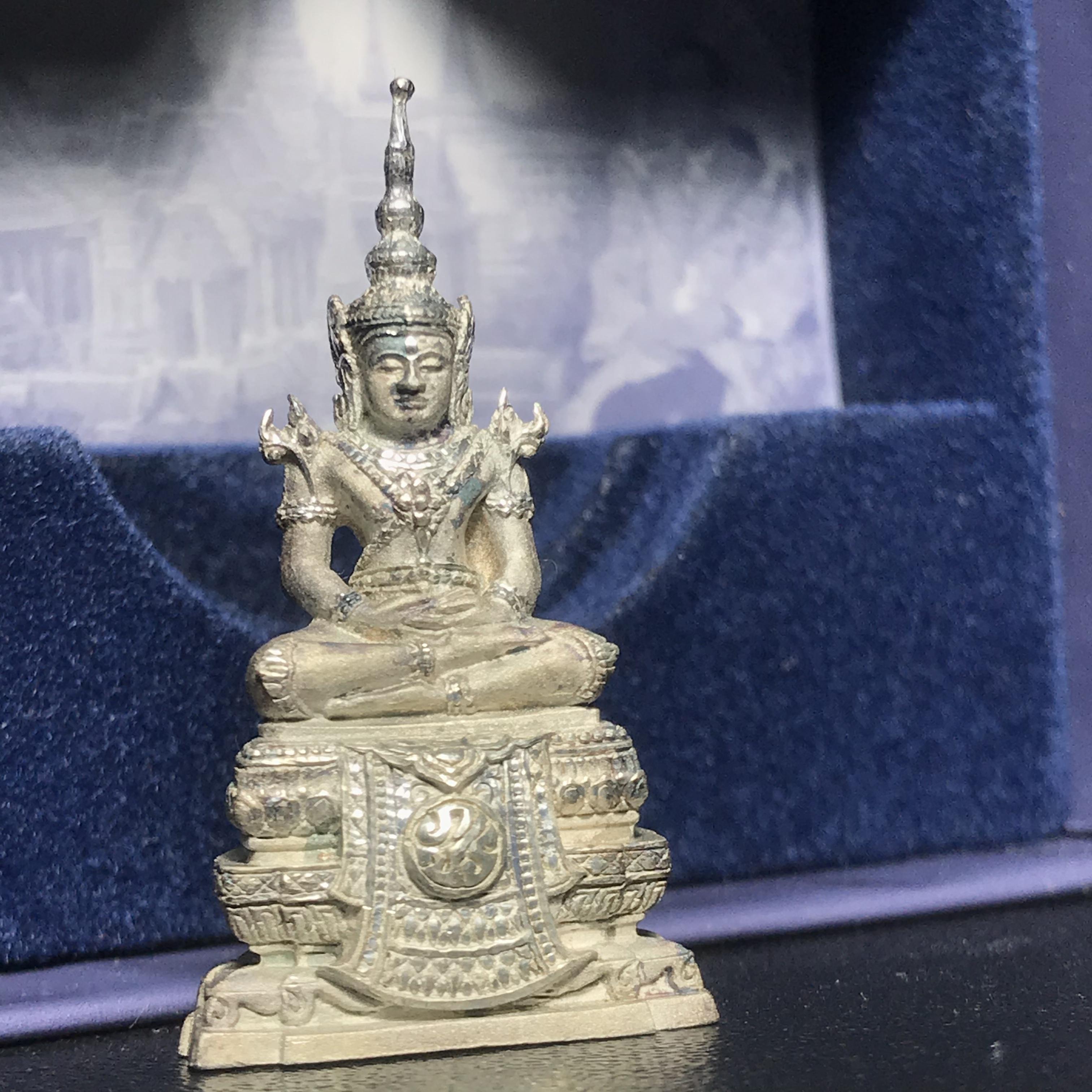 พระแก้วมรกต ภปร.หน้าตัก 1/2 นิ้ว จัดสร้างโดย รพ.ภูมิพลฯ ปี2547 ลอยองค์เนื้อเงิน(1ใน3000องค์)(หายาก)