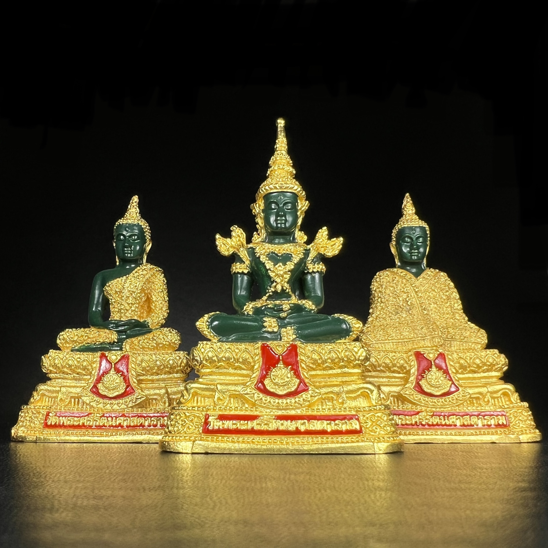 พระพุทธมหามณีรัตนปฏิมากร(พระแก้วมรกต) วัดพระศรีรัตนศาสดาราม สำนักพระราชวัง จัดสร้าง ชุด 3 ฤดู(ร้อน ฝน หนาว) หน้าตัก 2 นิ้ว(บรรจุมวลสารใต้ฐาน)