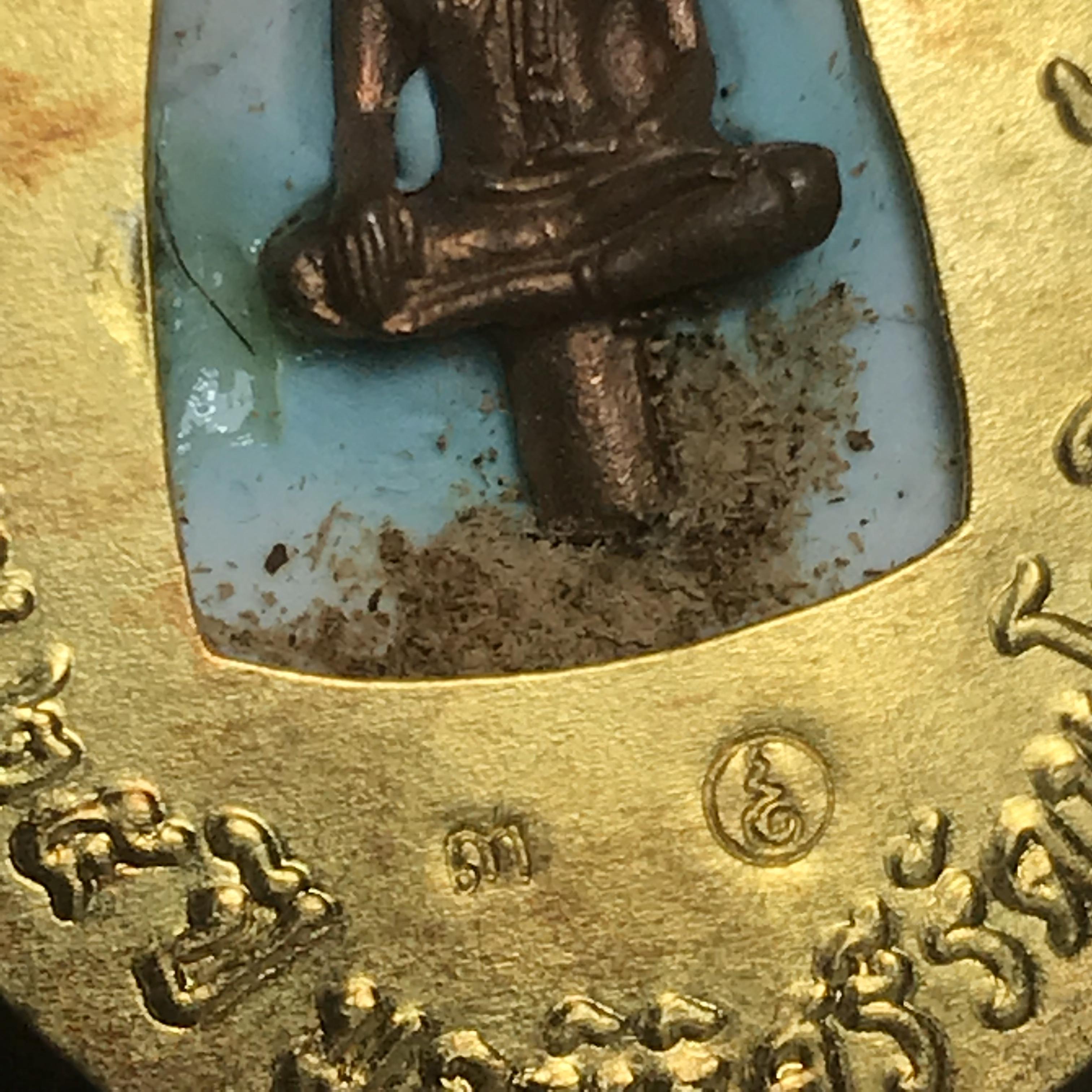 ล็อกเกตในหลวงรัชกาลที่9 ที่ระลึกครบ 25 ปี มูลนิธิศรีรัตนโกสินทร์ วัดสุทธาราม พ.ศ. 2550 พิมพ์ทรงวงรีรูปไข่ใหญ่ ฉากสีทอง หลังปิดแผ่นทองคำ ฝังพระยอดธง บรรจุมวลสารจิตรลดาและเกศาในหลวง ร.9 (หมายเลข 3)(นัมเบอร์สวยเลขตัวเดียว)(นิยมหายากสุด)(1 ใน 422 องค์)