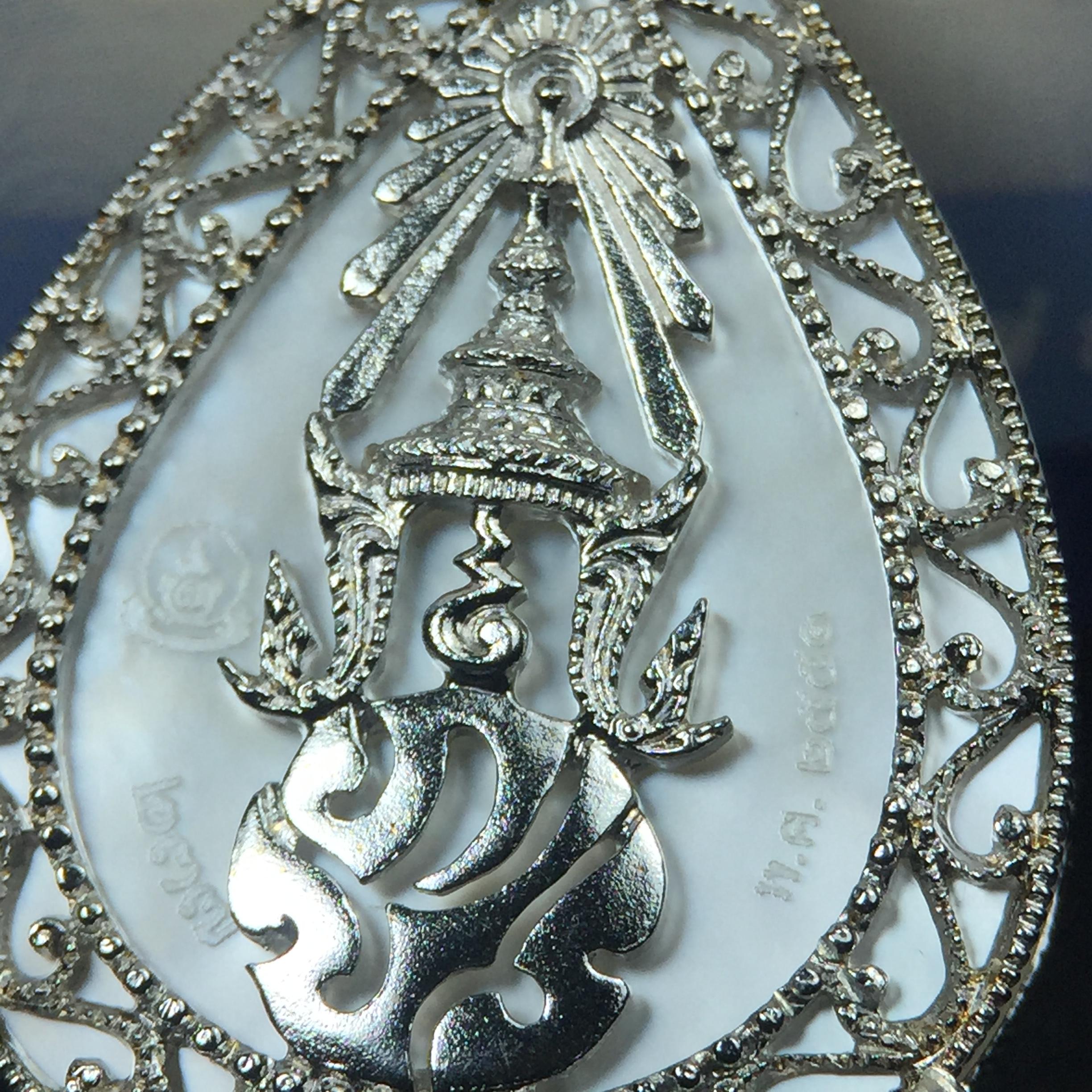 เหรียญพระพุทธชินราช ภปร. โครงการ เพราะแผ่นดินนี้คือแผ่นดินเกิด ปี 2551 รูปหยดน้ำ เนื้อเงินชุบทองคำขาว(ล้อมด้วยกรอบเงินชุบทองคำขาวสลักเสลาเป็นลวดลายละเอียดอ่อน ส่วนพื้นองค์พระเป็นเปลือกหอยมุขสวยงดงาม )(ขนาด 21 x 29 มม.) (สวยงามหายาก)1ใน5000องค์