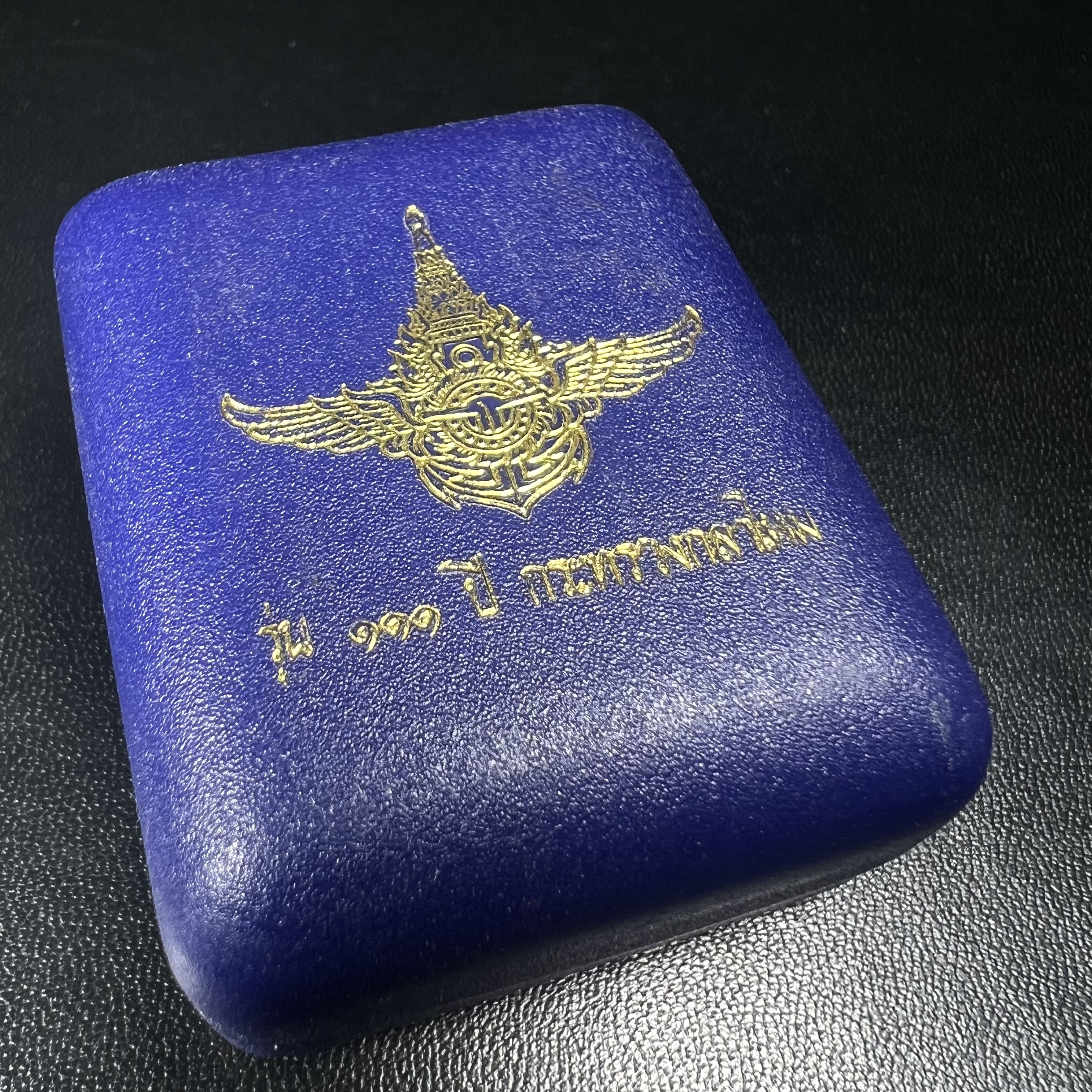 รูปเหมือนหล่อลอยองค์หลวงปู่ทวด รุ่น 111ปี กระทรวงกลาโหม เนื้อนวโลหะรมดำ-ปัดเงา ปี2540 พิธีใหญ่ สภาพสวย เข้มขลัง นิยม พร้อมกล่องบรรจุเดิม