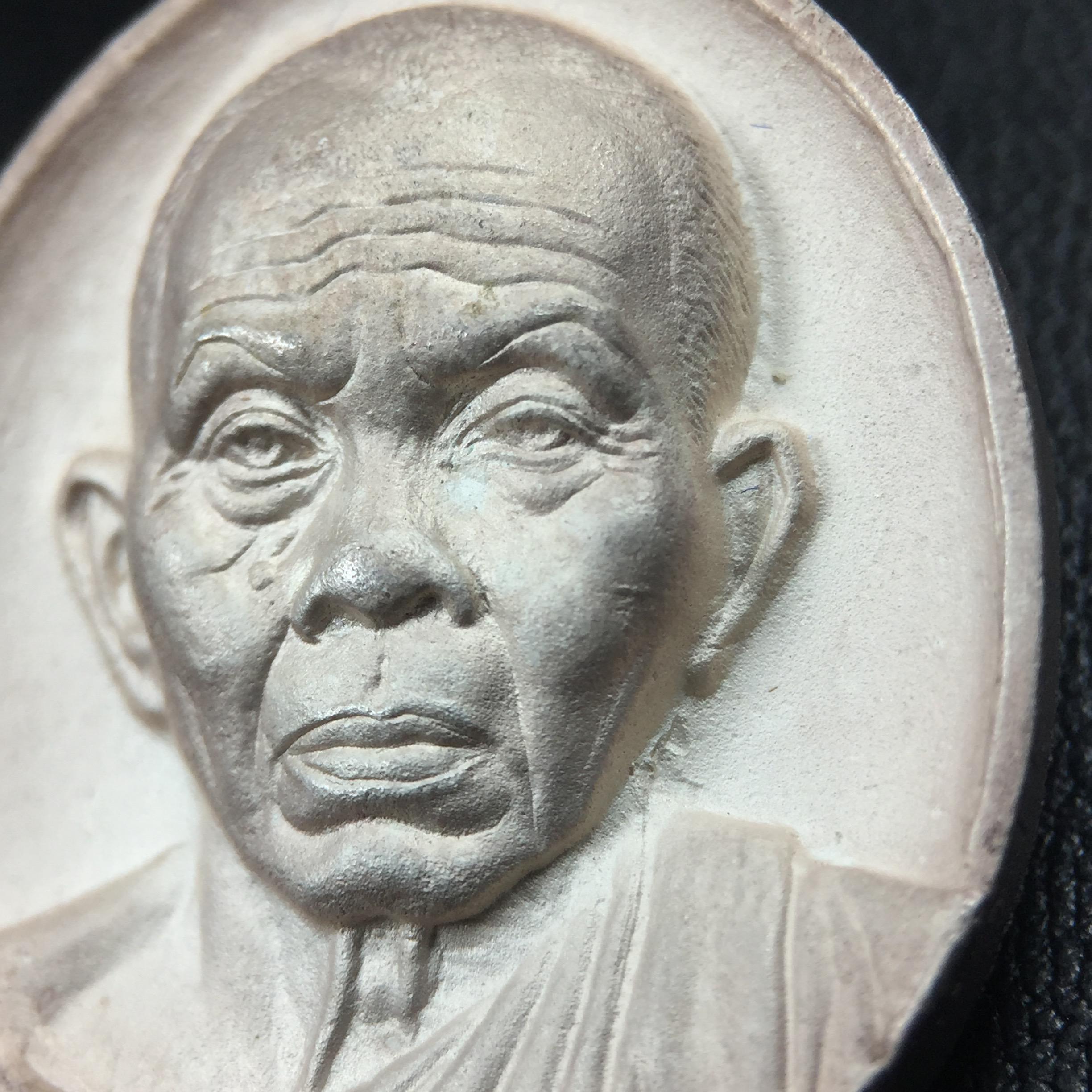 เหรียญรูปเหมือนพระญาณวิทยาคมเถร (หลวงพ่อคูณ ปริสุทโธ)ชุดกาญจนาภิเษกครองราชย์ครบ 50 ปี เนื้อเงิน วัดบวรนิเวศวิหาร ปี พ.ศ. 2538(จัดสร้างได้เหมือนหลวงพ่อคูณมาก มีรายละเอียดและความคมชัดสูง ลูกศิษย์ท่านไม่ควรพลาด วิจิตรศิลป์และพุทธศิลป์งดงาม)พิธีใหญ่