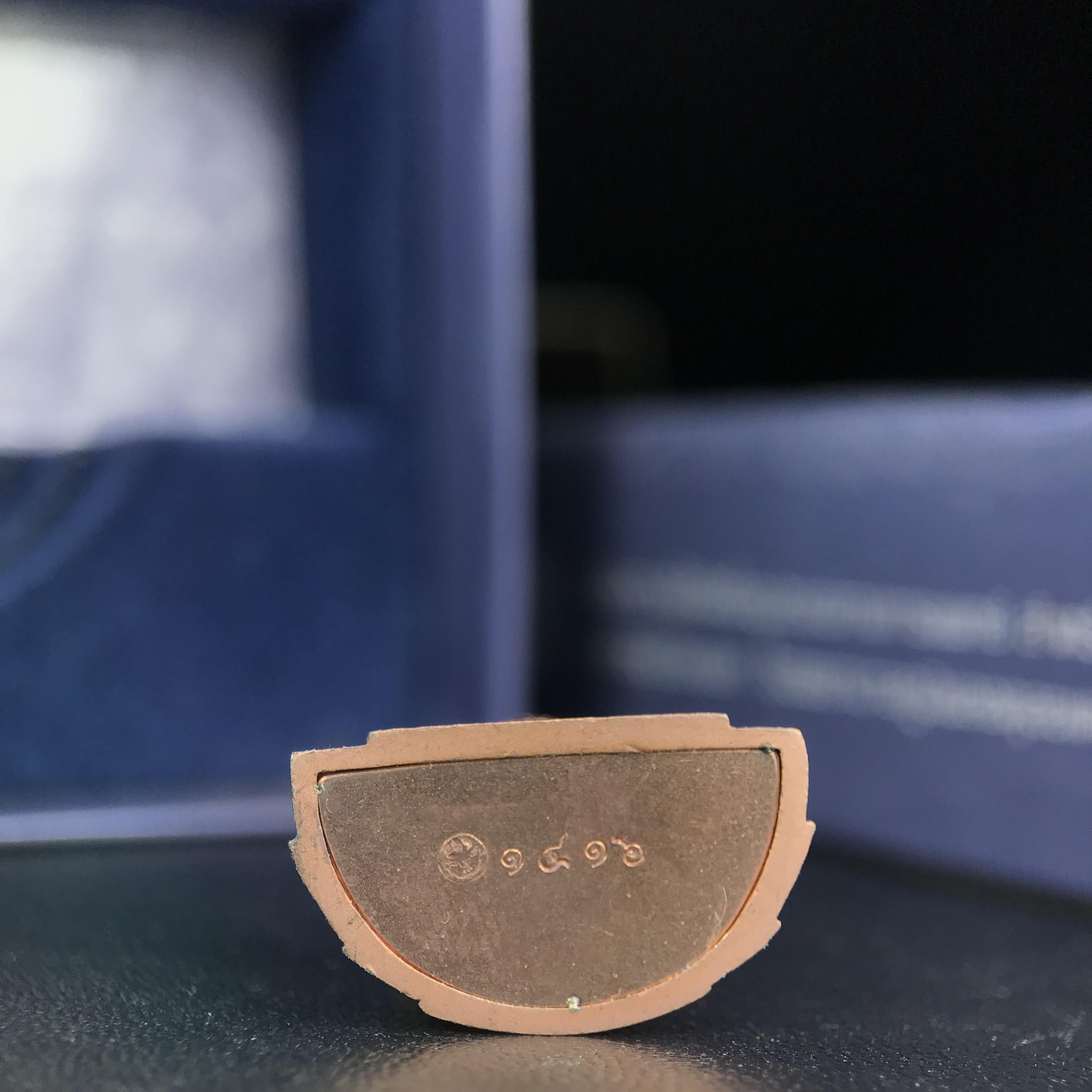 พระแก้วมรกต ภปร. ปี 2547 จัดสร้างโดยโรงพยาบาลภูมิพลอดุลยเดช เนื้อเงิน(3 กษัตริย์) ลอยองค์ หน้าตัก 1/2 นิ้ว สูง 3.7 ซม.พิธีมหามังคาภิเษก ณ พระอุโบสถวัดพระศรีรัตนศาสดาราม(วัดพระแก้ว) งดงามทรงคุณค่าอีกหนึ่งรุ่นยอดนิยม หายาก(องค์หมายเลข ๑๔๑๖)