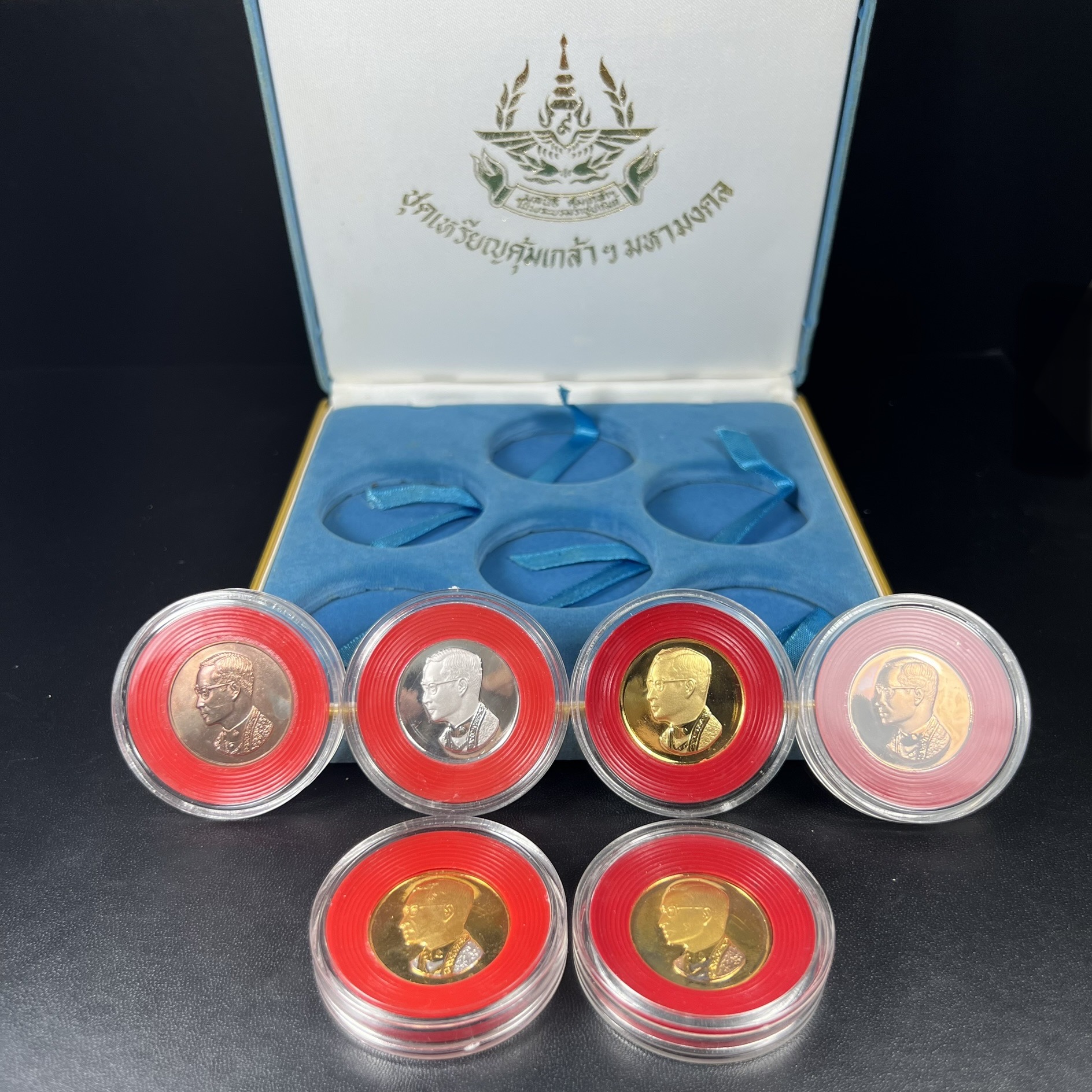 วัตถุมงคลคุ้มเกล้าฯ มหามงคลเฉลิมพระชนมพรรษา 6 รอบ รัชกาลที่ 9 ชุดพิเศษกรรมการ(หายาก) (ในหลวงรัชกาลที่9 ทรงจุดไฟพระฤกษ์และเททอง พิธีใหญ่)ยอดนิยมหายาก