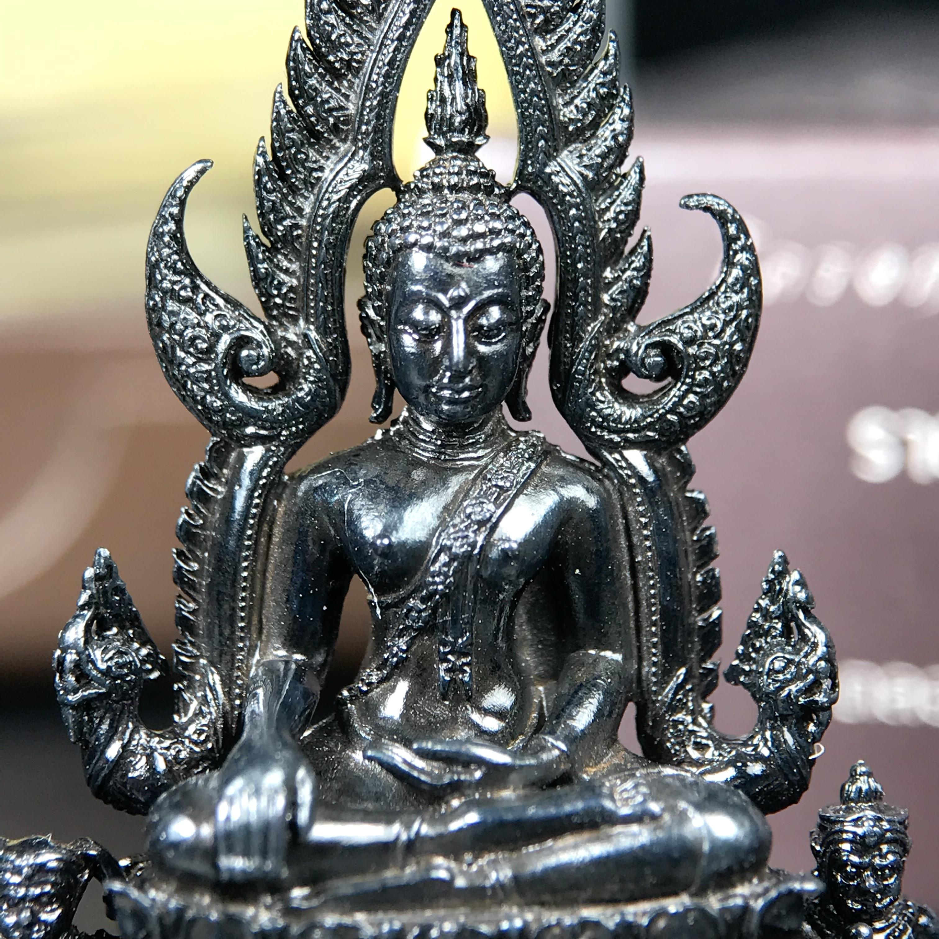 พระพุทธชินราช ภปร. โครงการ "เพราะแผ่นดินนี้ คือ แผ่นดินเกิด" ปี2548(รุ่นแรก) ลอยองค์ หน้าตัก 1/2 นิ้ว(ขนาด 3.5 x 2.5 ซม.) เนื้อเงินรมดำ(พุทธศิลป์จำลองเมื่อครั้งลอกทอง ครั้งที่3 เมื่อปี2547 ร้อยปีจะมีสักครั้ง "พระพุทธชินราชองค์ดำ")