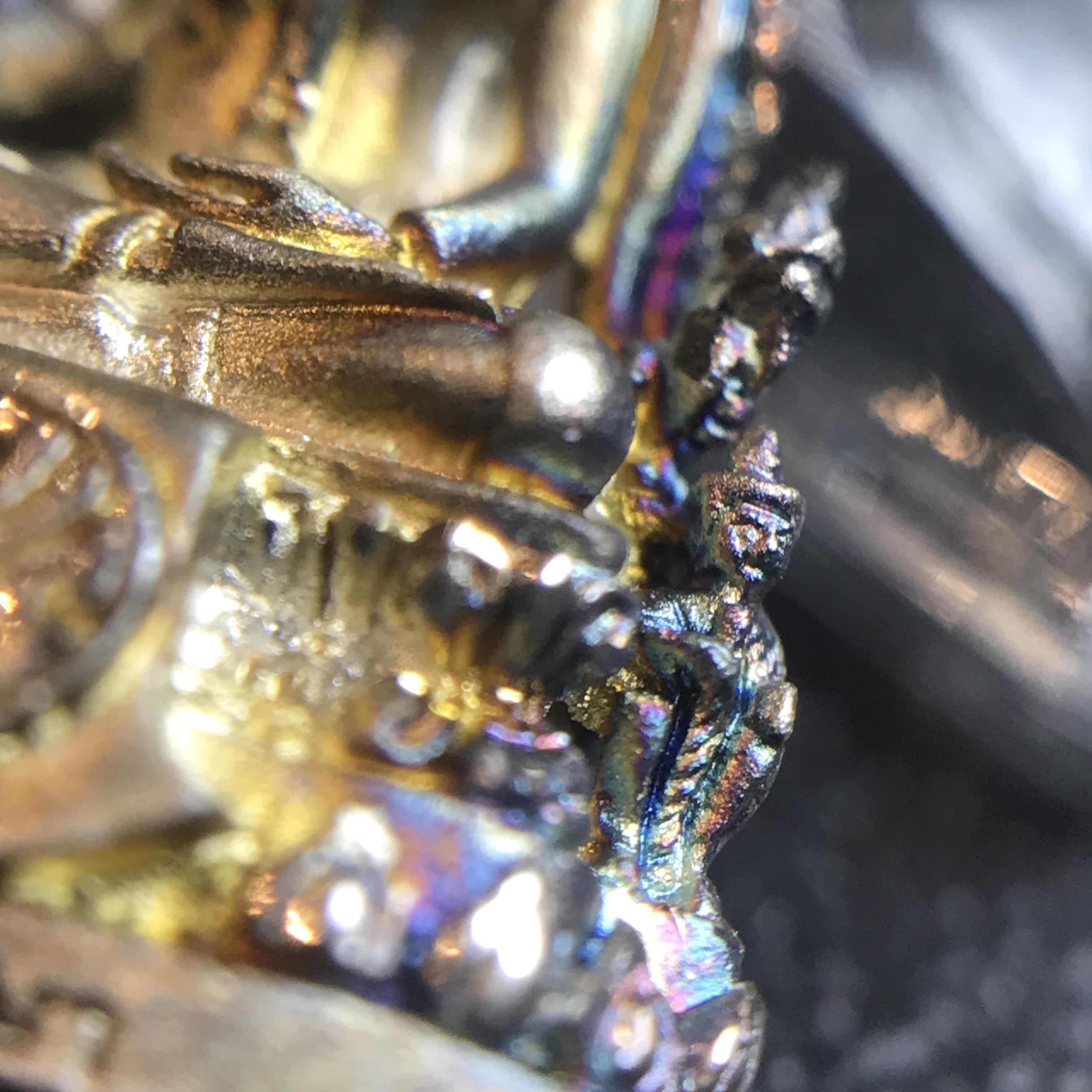 พระพุทธชินราช(จำลอง) ภปร 84 พรรษา เนื้อเงินชุบทองคำขาว พิมพ์เล็กขนาดหน้าตัก 1/4 นิ้ว สภาพผิวเดิมขึ้นผิวรุ้งสวยงาม