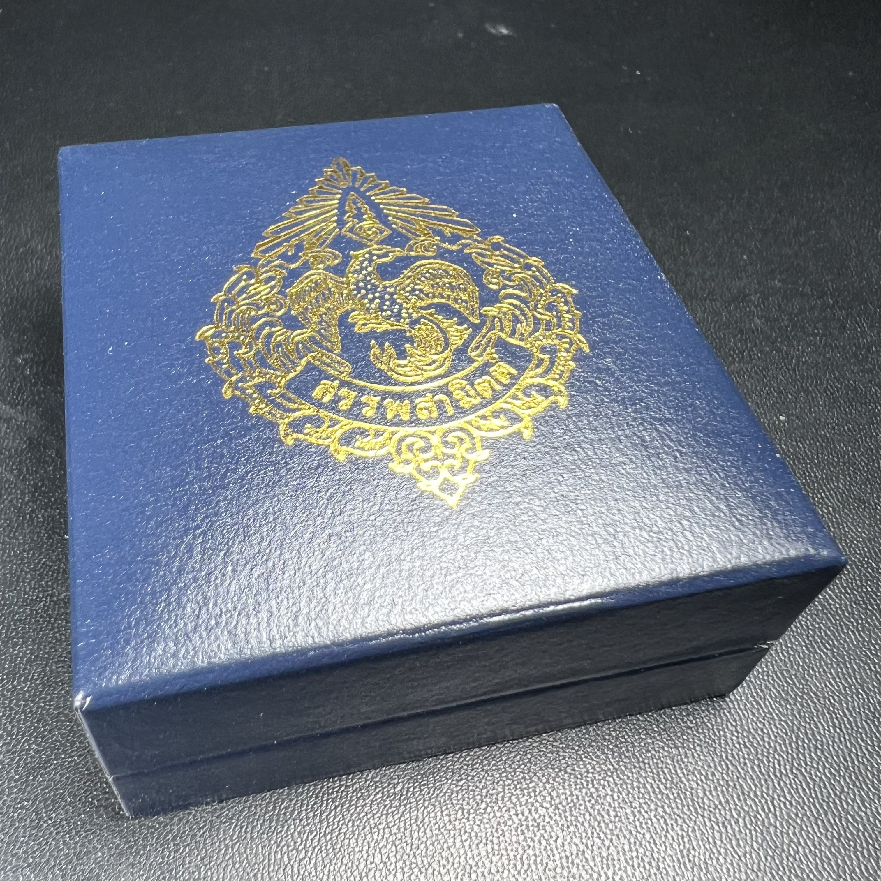 เหรียญพระแก้วมรกต ที่ระลึกในพิธีเททองการจัดสร้างพระแก้วมรกตกรมสรรพสามิต พ.ศ.2539 และในวโรกาสที่พระบาทสมเด็จพระเจ้าอยู่หัวทรงครองราชย์ครบ 50 ปี เนื้อเงิน ทรงหยดน้ำ(พิมพ์มีหูห่วง)(สภาพผิวเดิมขึ้นรุ้งสวยมาก)(พิธีใหญ่)**เนื้อเงินรุ่นนี้พบเจอน้อยมาก**