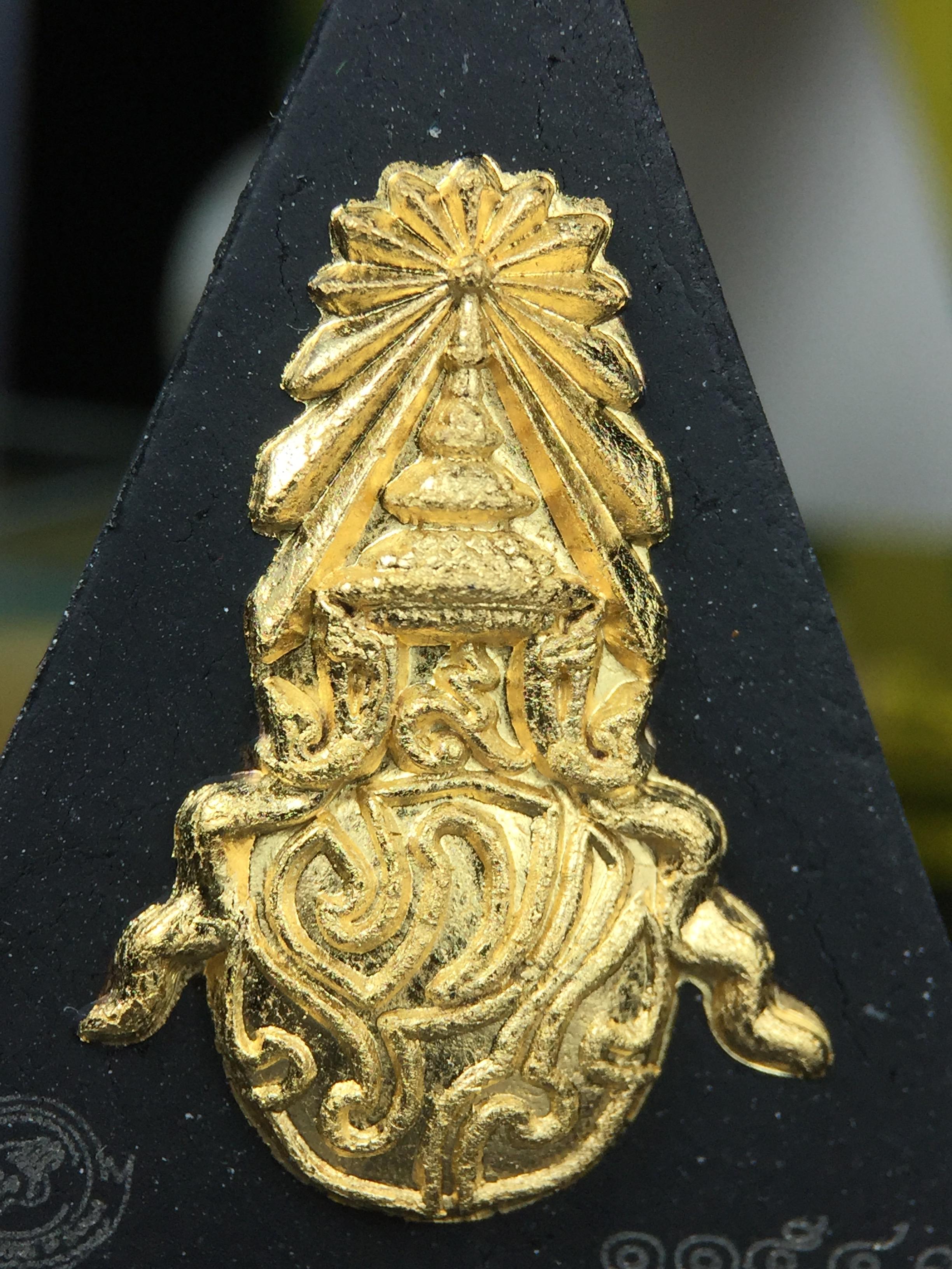 พระพุทธชินราช(จำลอง)ภปร. 84พรรษา เนื้อผงปิดทองด้านหน้า หลัง ภ.ป.ร. ยิงทอง(พระราชทานมวลสาร จิตรลดาและเส้นพระเจ้า ร.9(เส้นผม))ทรงคุณค่าอีกหนึ่งรุ่นยอดนิยม