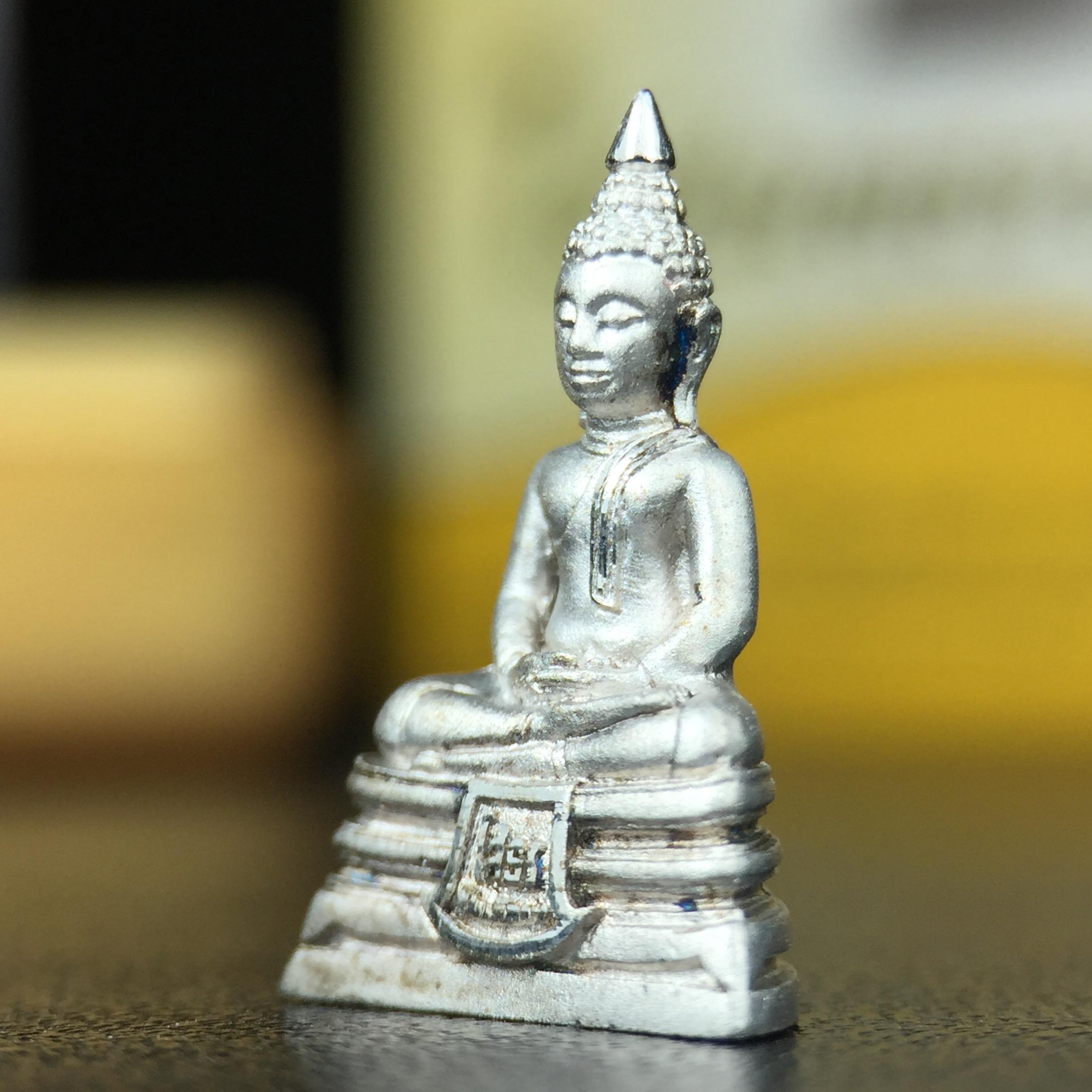 พระพุทธโสธร คุ้มเกล้าฯ ภปร.(ใต้ร่มพระบารมี คุ้มเกล้า) 60ปี รพ.ภูมิพลฯ พ.ศ.2552 เนื้อเงิน ชุบทองคำขาว(ลอยองค์พิมพ์ เล็ก ขนาด 11.5*10.5 มม.) 1 ใน 20000 องค์